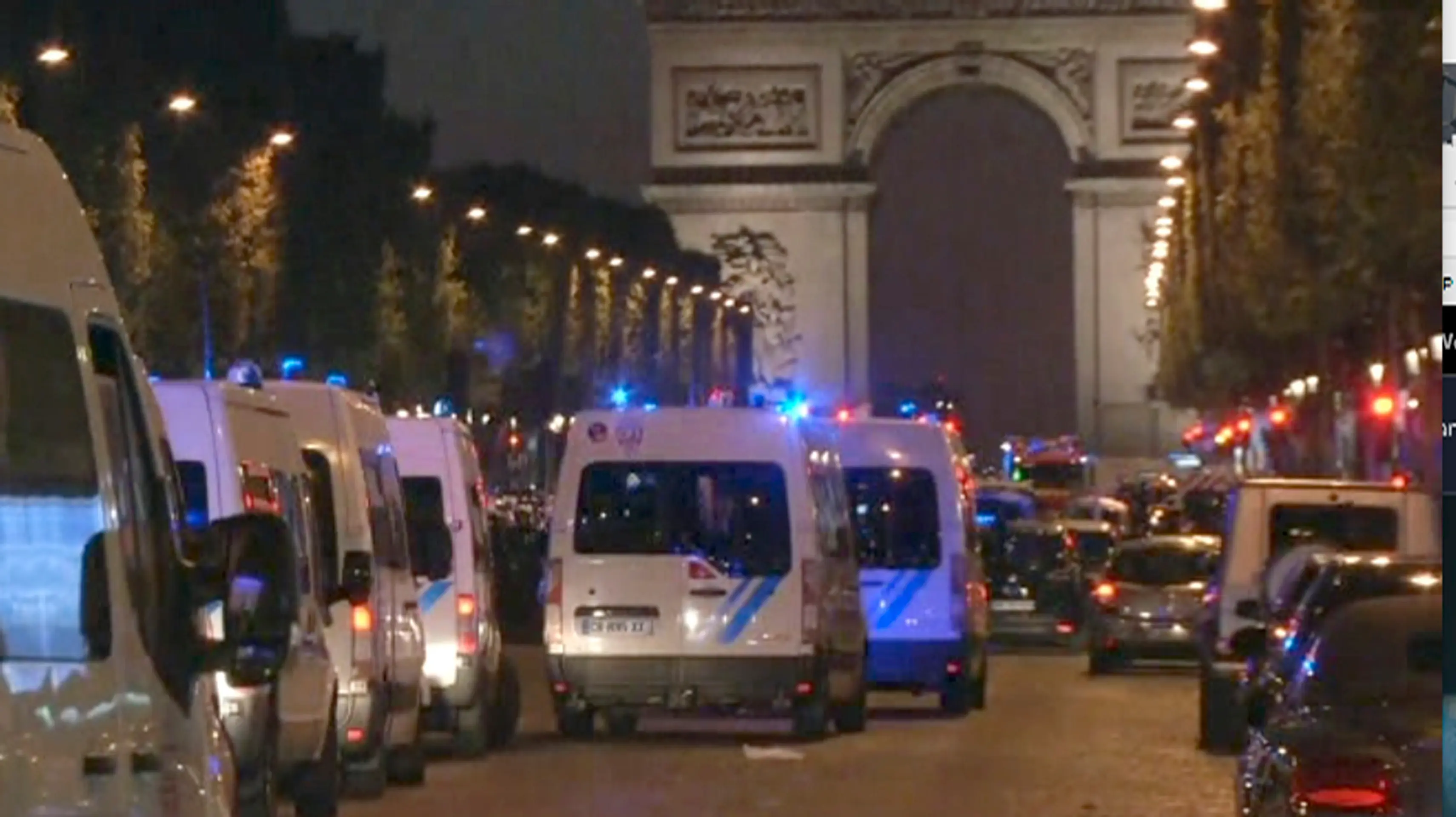 Na snímke policajné autá sú na bulvári Champs-Élysées v centre francúzskeho hlavného mesta Paríž, kde došlo k streľbe.