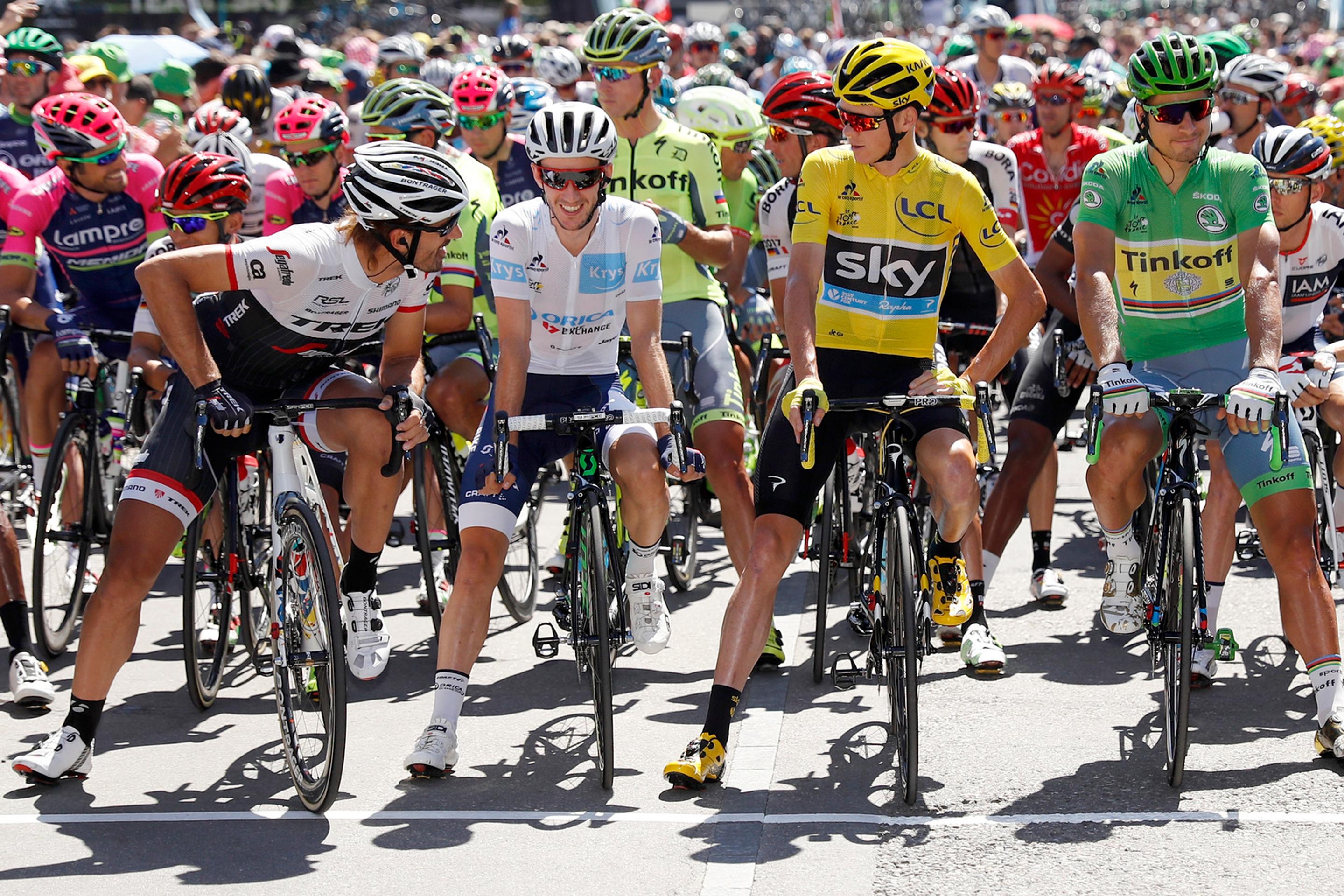 Švajčiar Fabian Cancellara, Brit Adam Yates, Brit Chris Froome a Slovák Peter Sagan pred štartom 17. etapy TdF