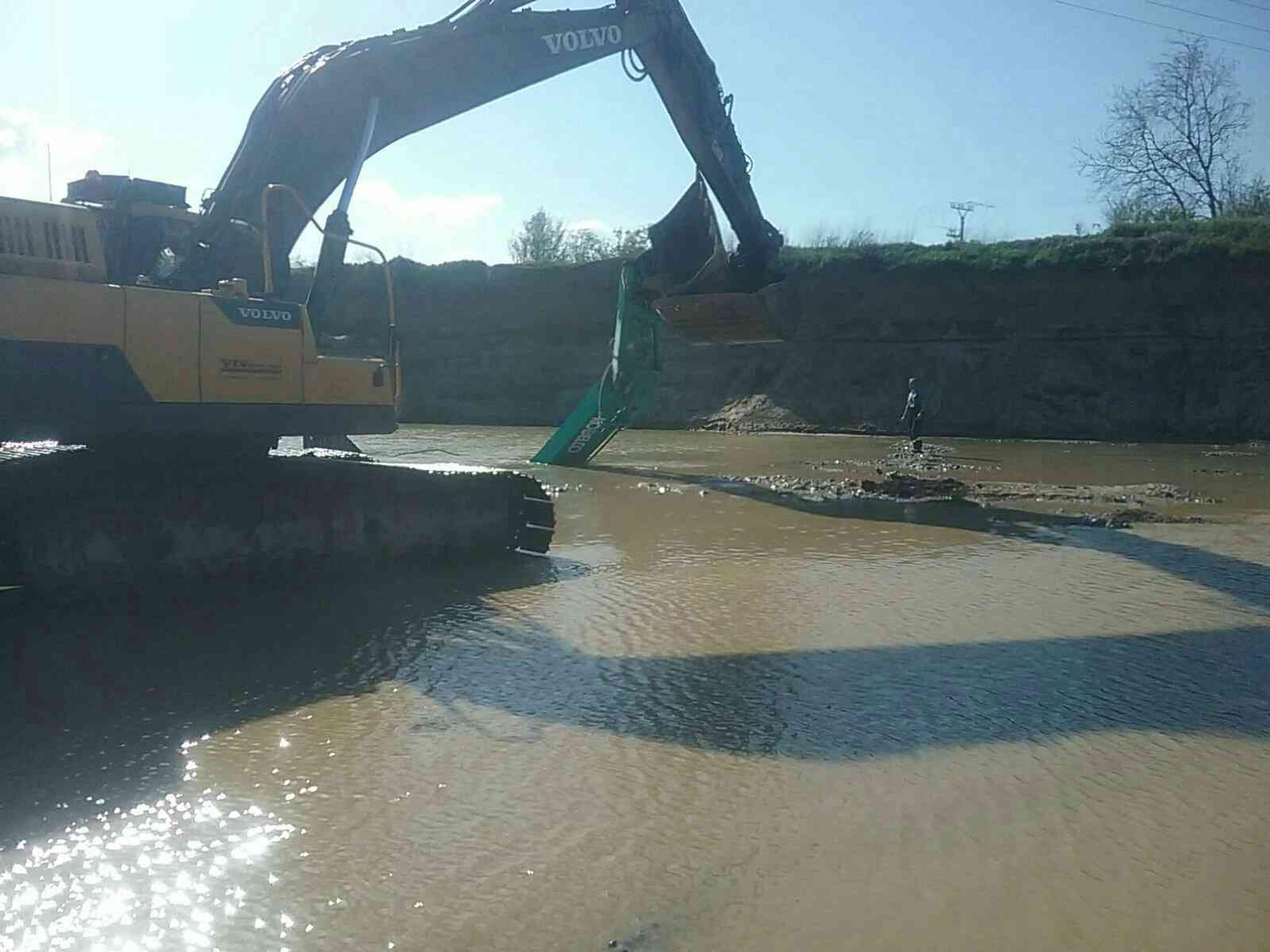 Na štrkovisku sa prevrátil bager.