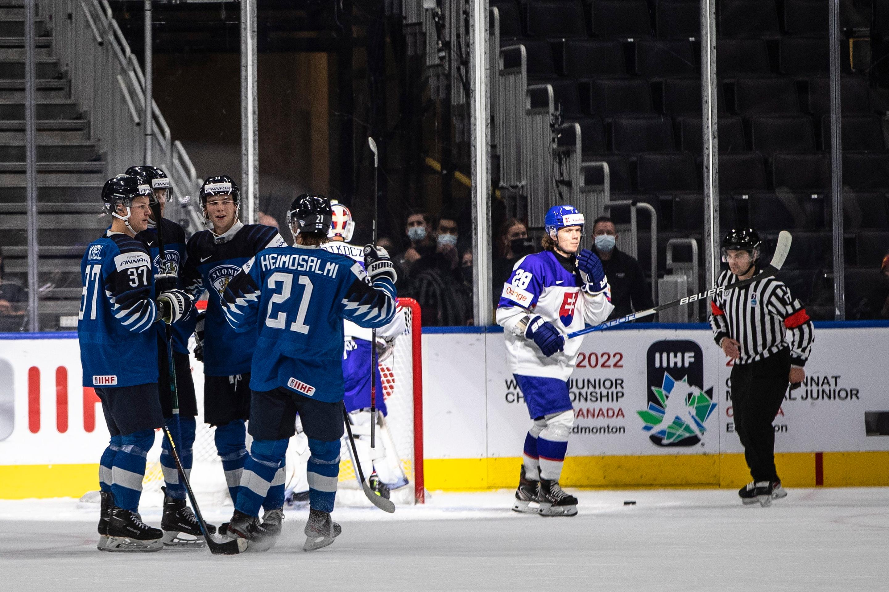 Hokejisti Fínska oslavujú gól proti SR na MS juniorov.
