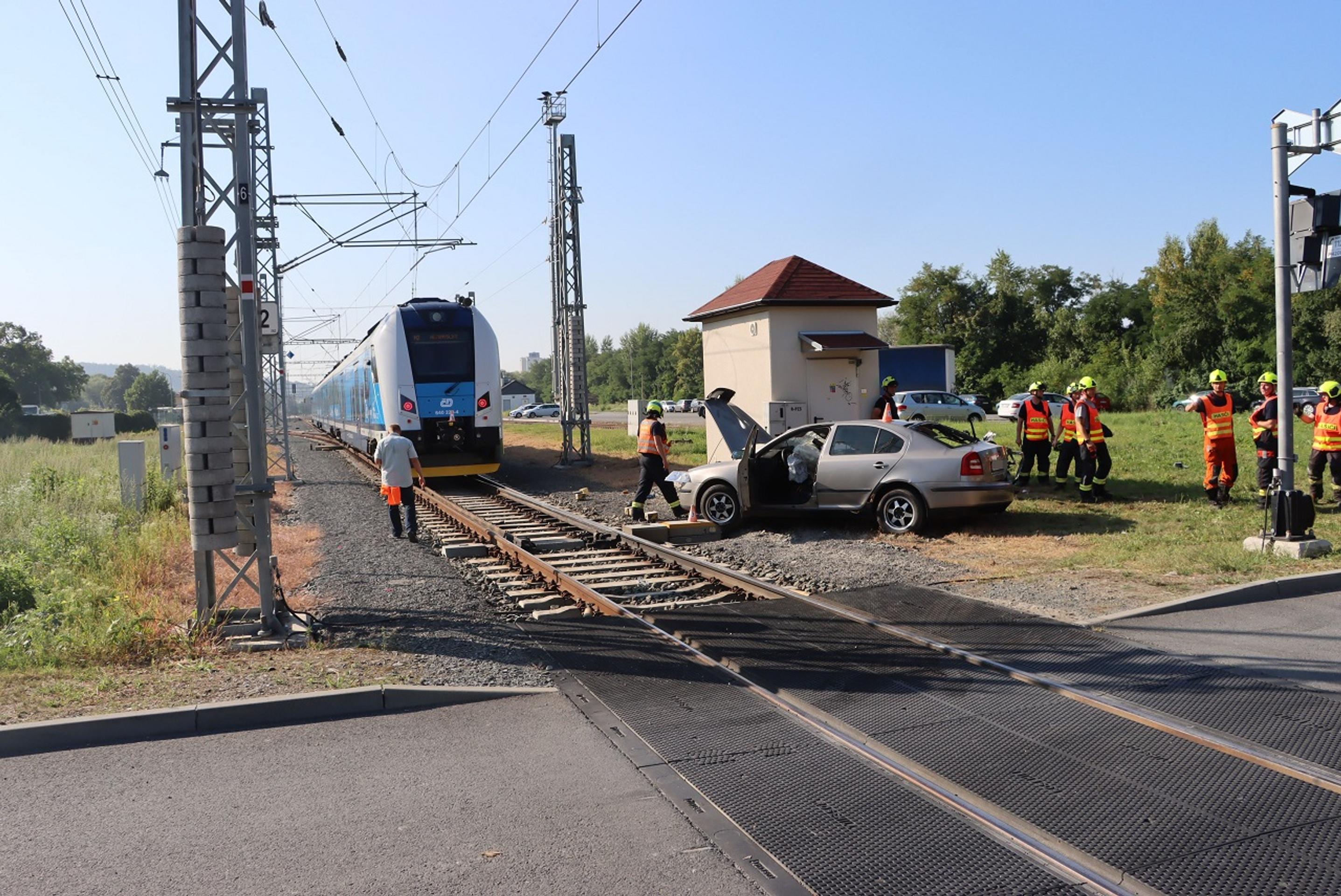 Vodič dlho neutekal, zastavil ho náraz do auta