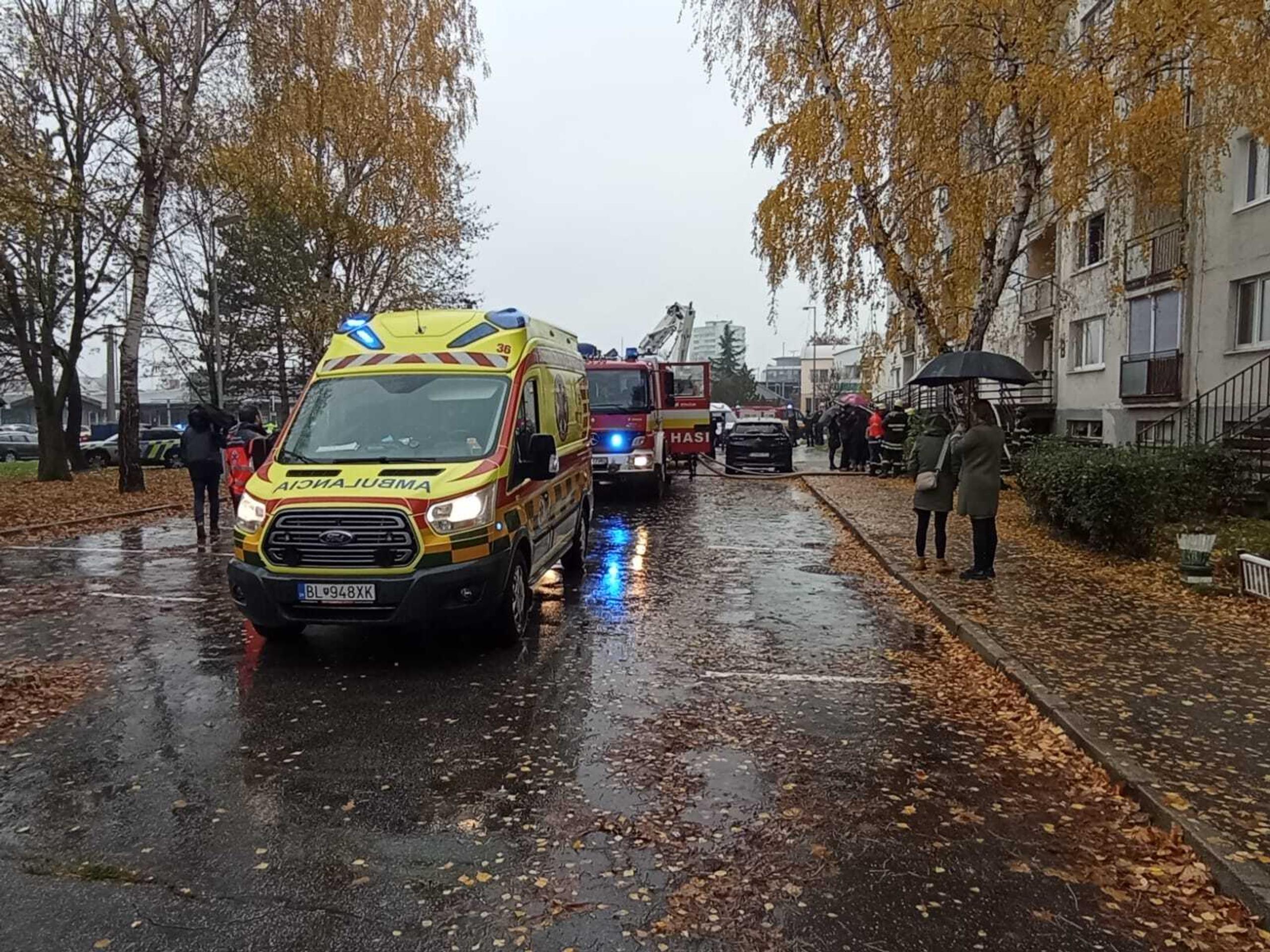 Veľký požiar bytovky v Topoľčanoch