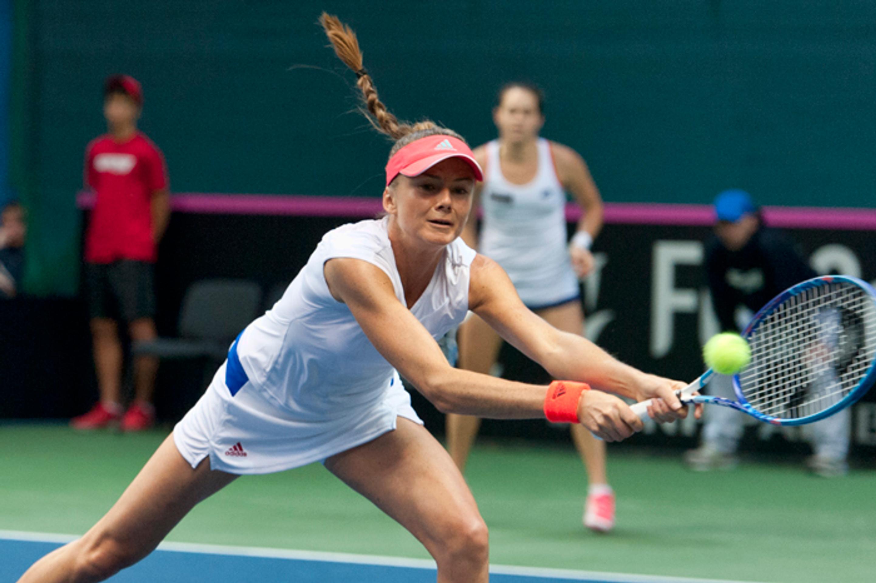 Daniela Hantuchová a v pozadí Jana Čepelová počas rozhodujúcej štvorhry s austrálskymi hráčkami.