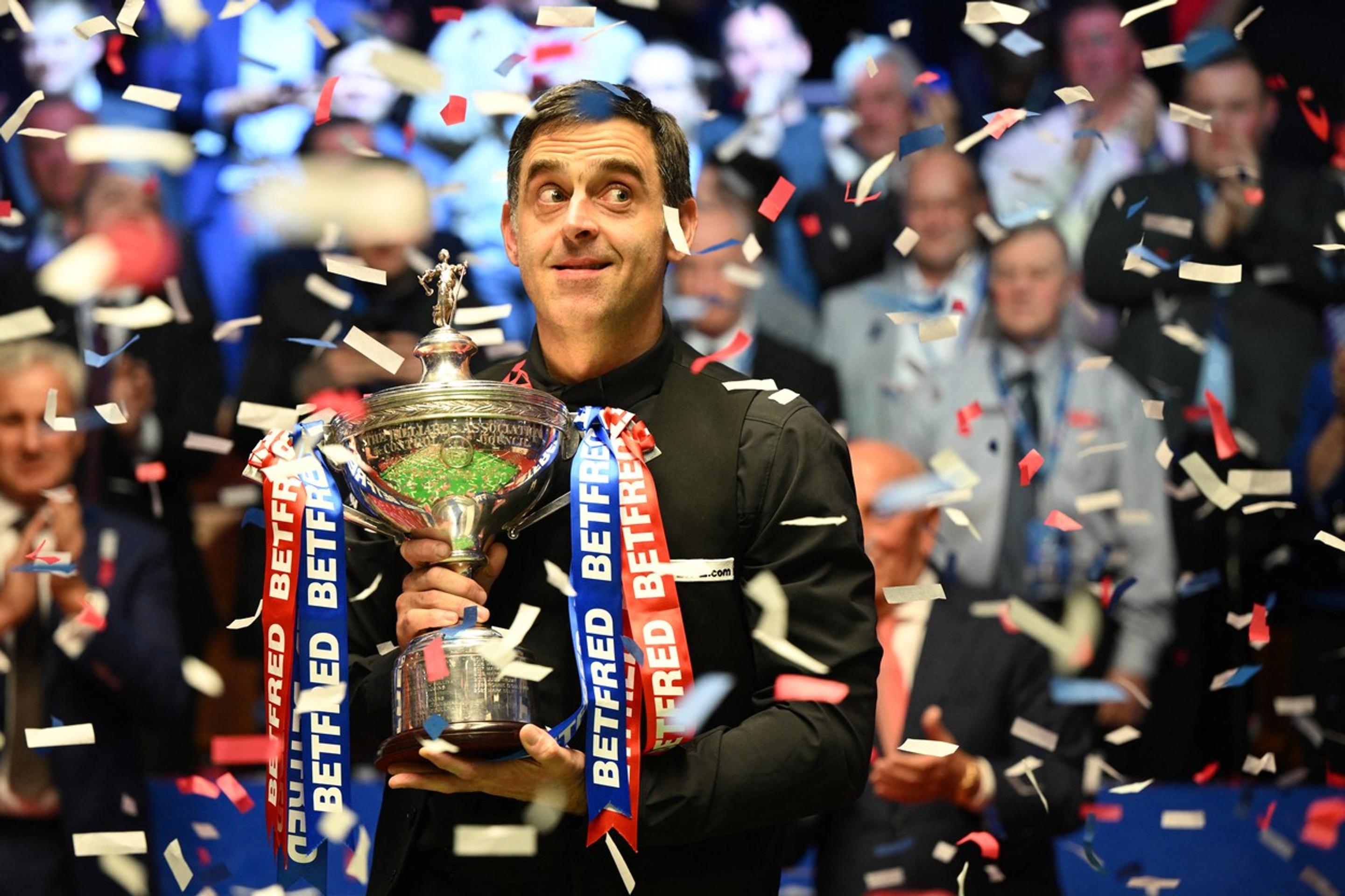 Angličan Ronnie O'Sullivan získal siedmy titul majstra sveta v snookri a vyrovnal tak rekord modernej éry v podaní Škóta Stephena Hendryho.