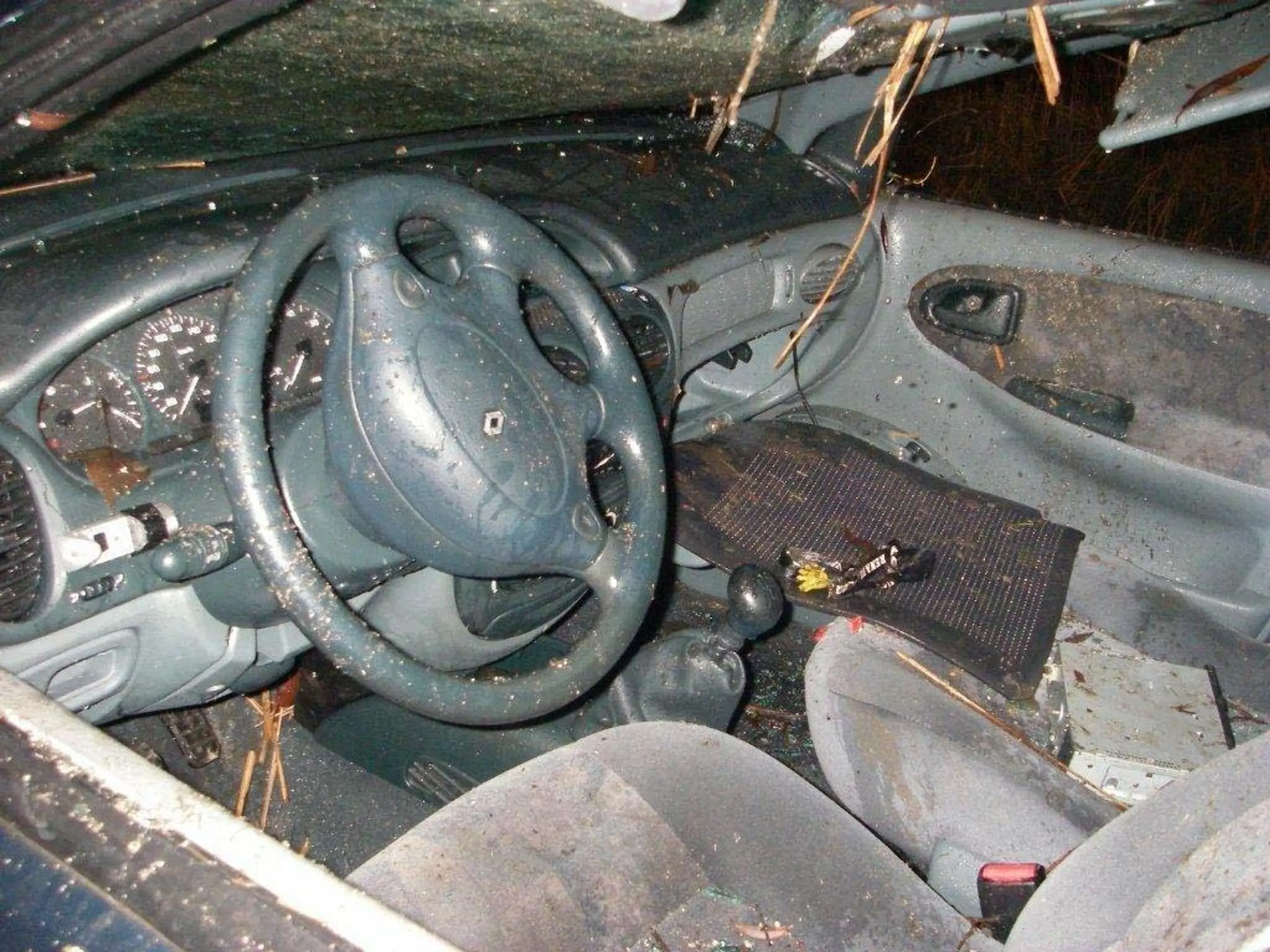 Auto v rybníku.