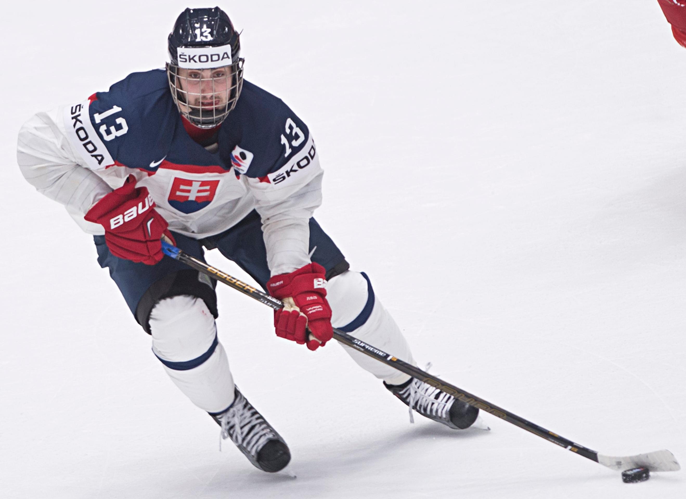 Tomáš Jurčo si musel pre zranenie nasadiť prilbu s maskou.