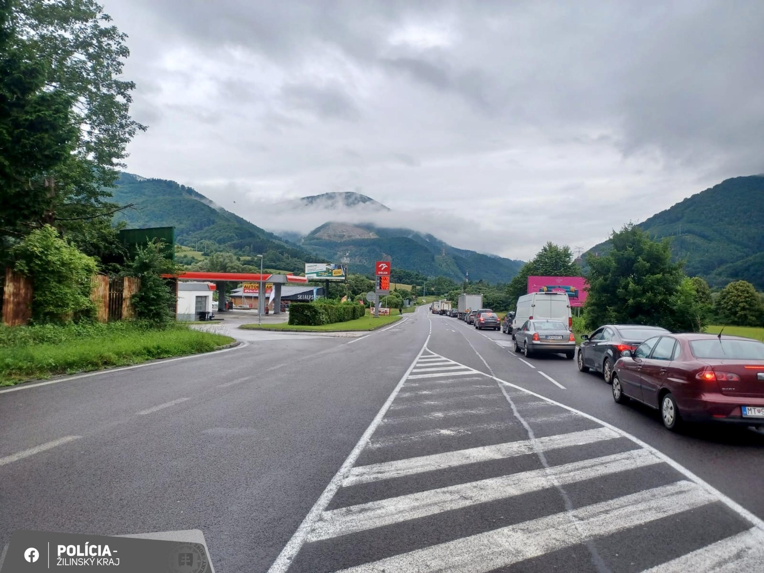 Nehoda kamiónu a dvoch áut na ceste medzi Vrútkami a Žilinou.