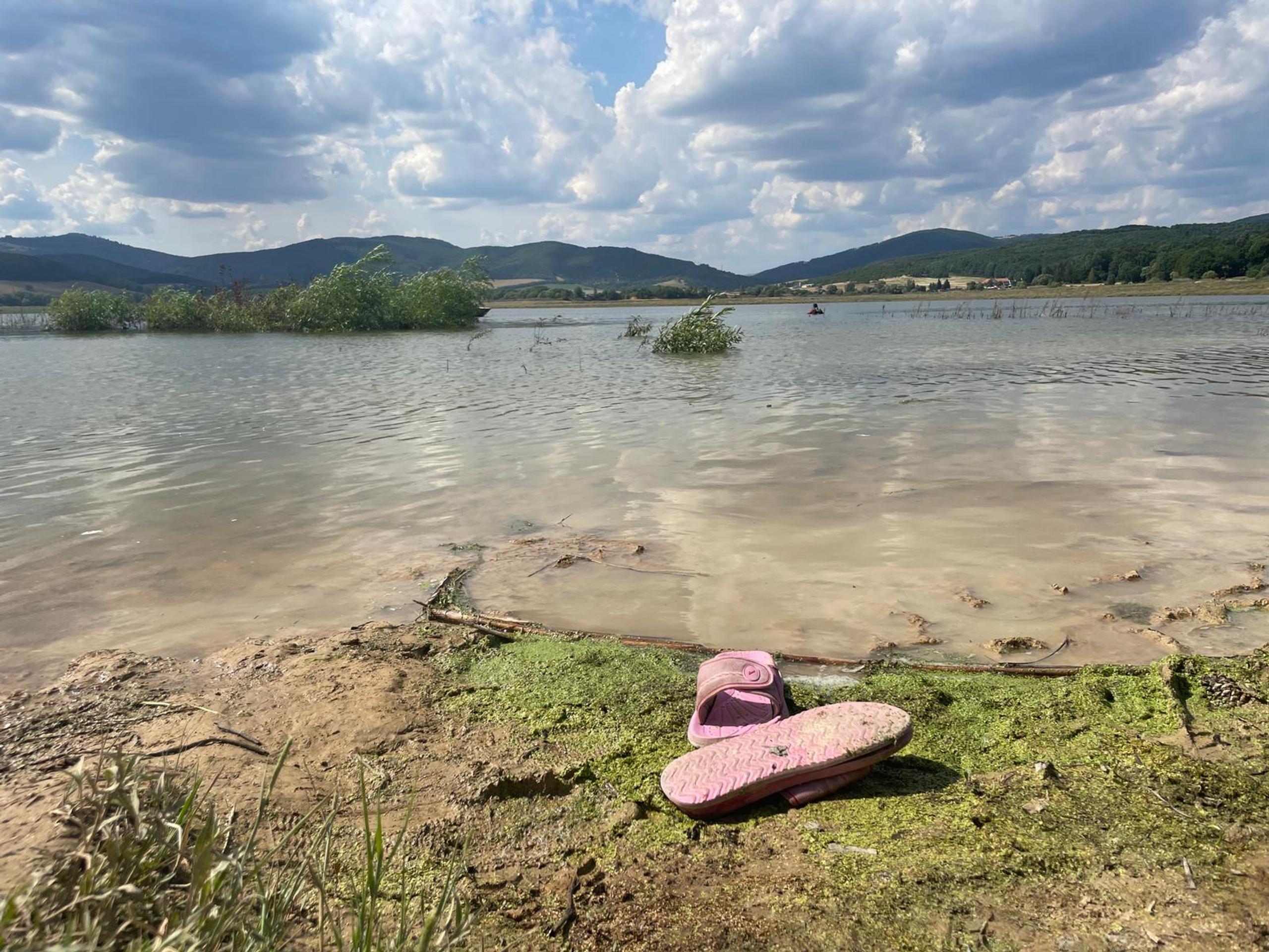 Pri vodnej nádrži zostali šľapky dievčaťa