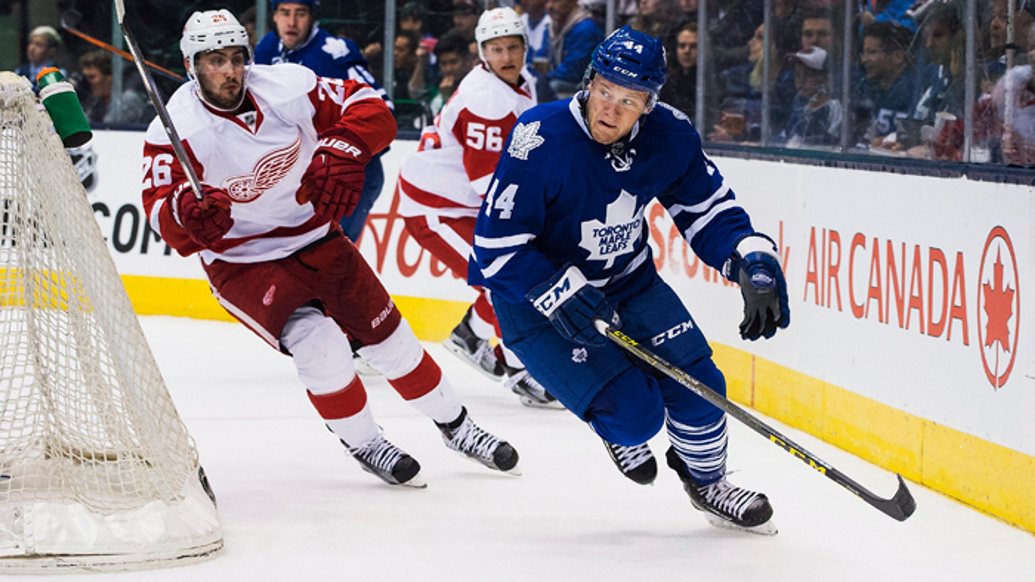 Morgan Reilly (Toronto Maple Leafs) uniká s pukom prenasledovaný Tomášom Jurčom (Detroit Red Wings).