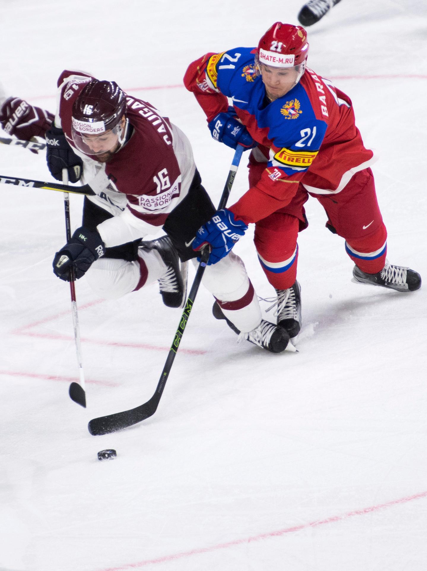 Alexander Barabanov (vpravo) z Ruska sa snaží uniknúť Lotyšovi Kasparsovi Daugavinšovi v zápase MS 2017.