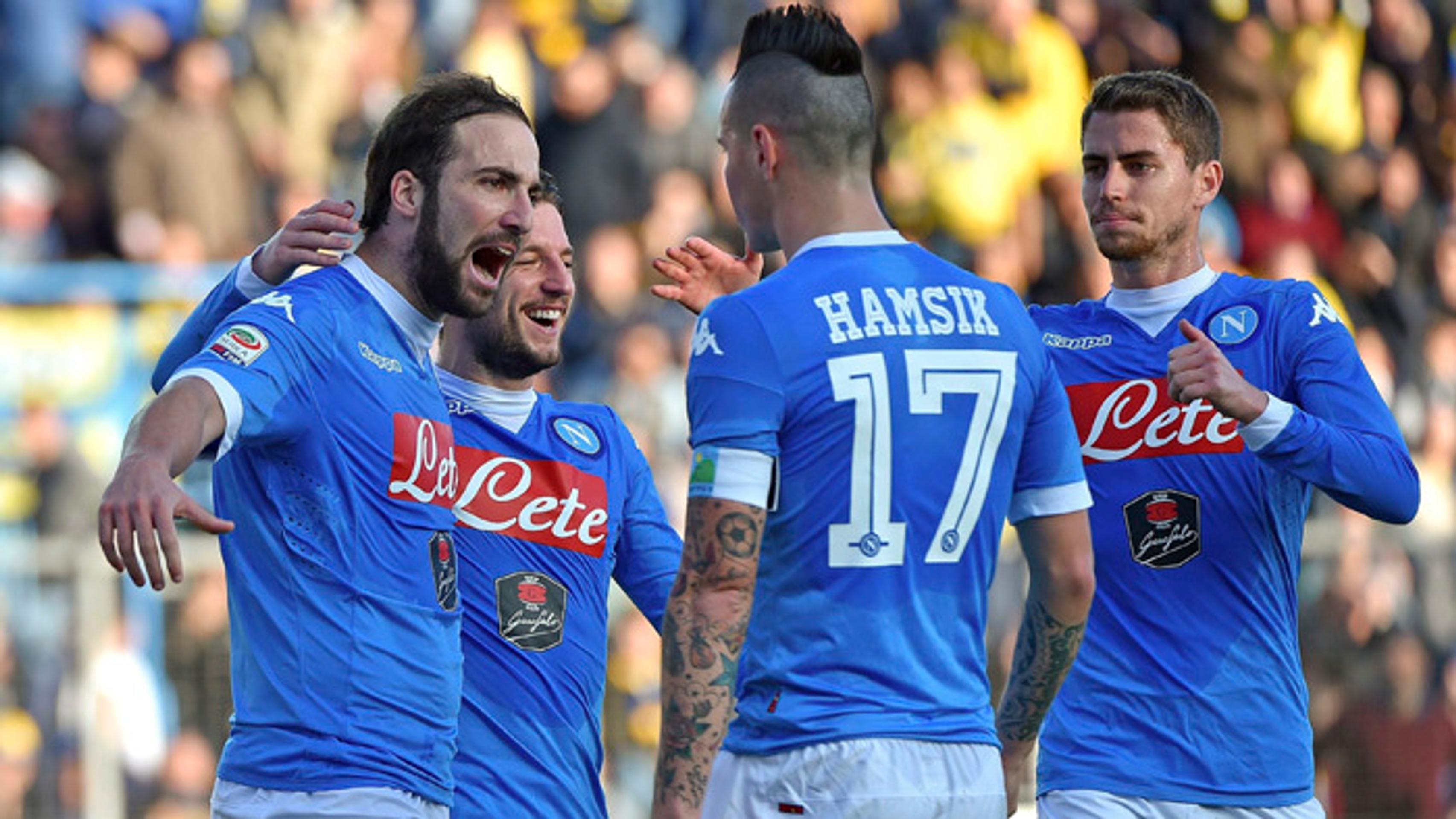 Gonzalo Higuain (SSC Neapol) sa teší po strelení gólu so spoluhráčmi, vrátane Marka Hamšíka.