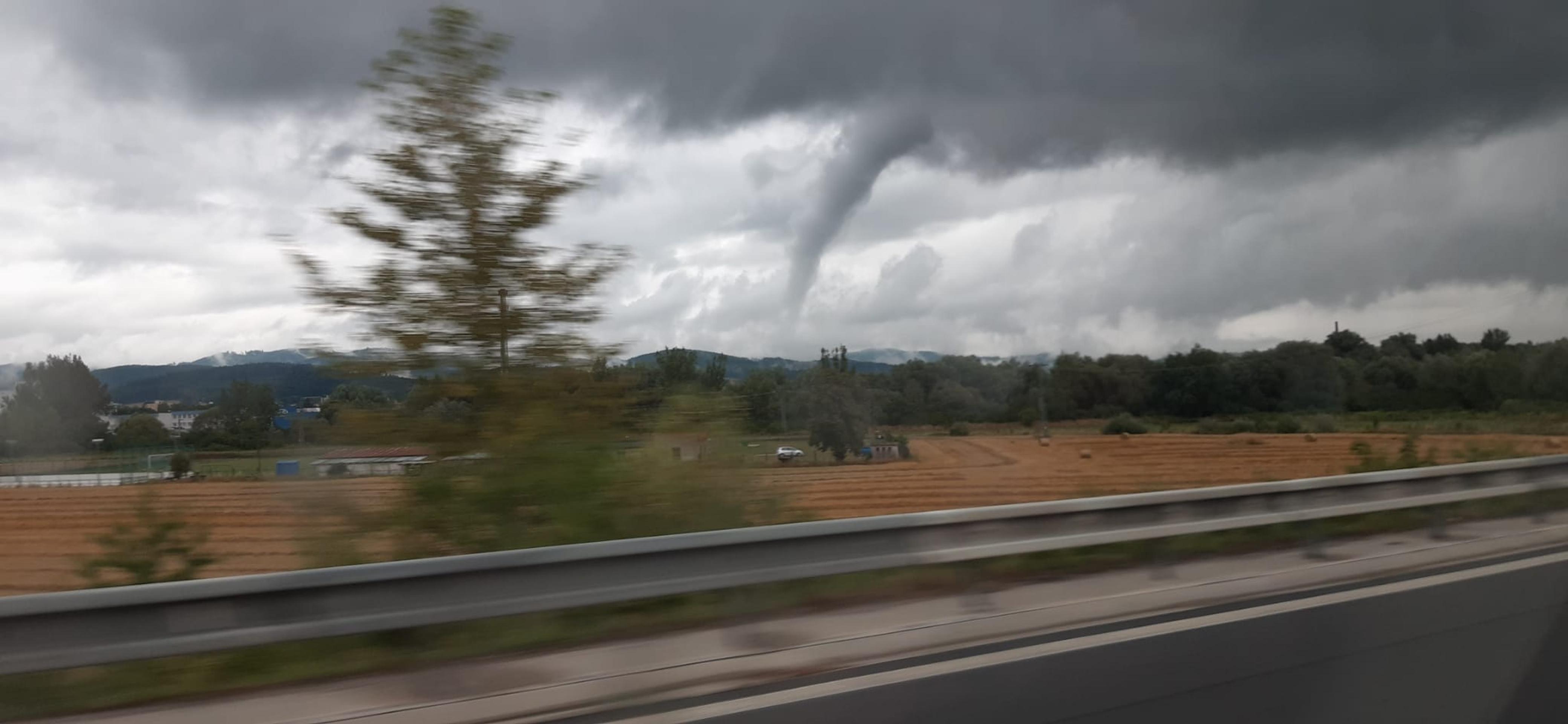 Možné tornádo pri Bytči.