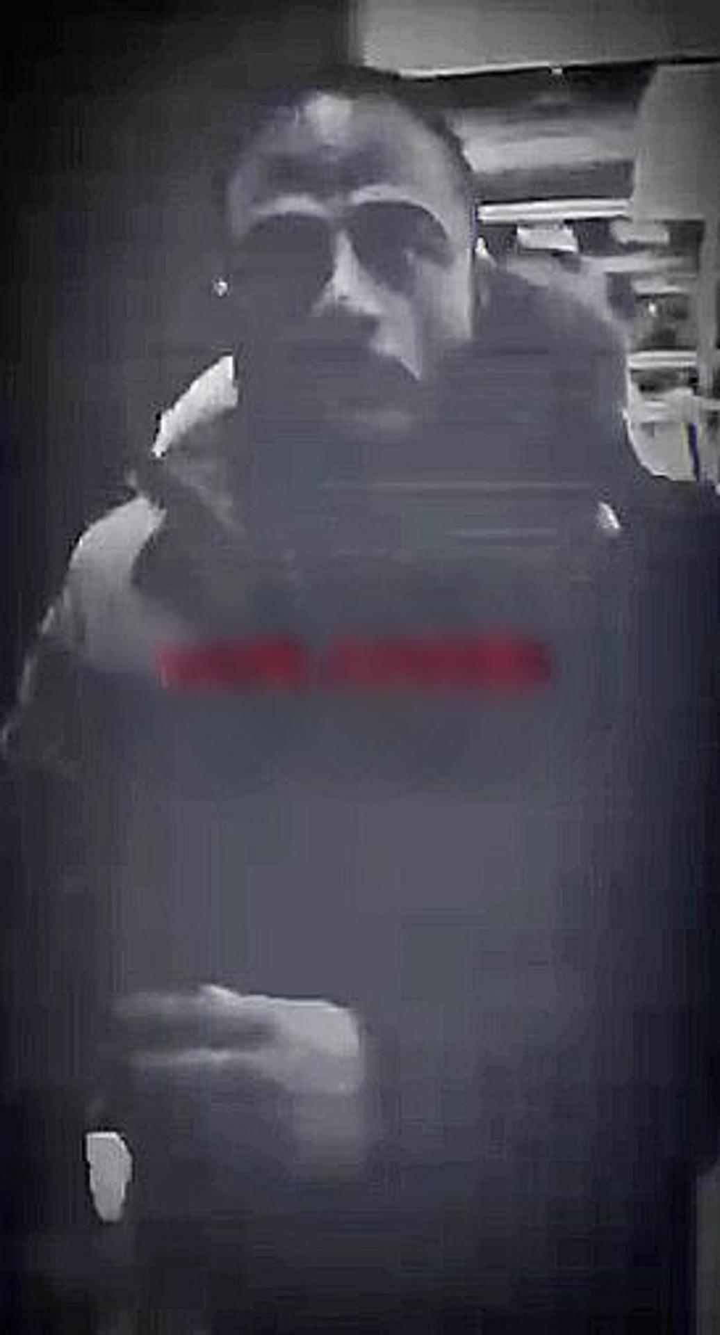 Polícia žiada verejnosť o pomoc pri stotožnení muža, ktorý má patriť k neonacistickej skupine.