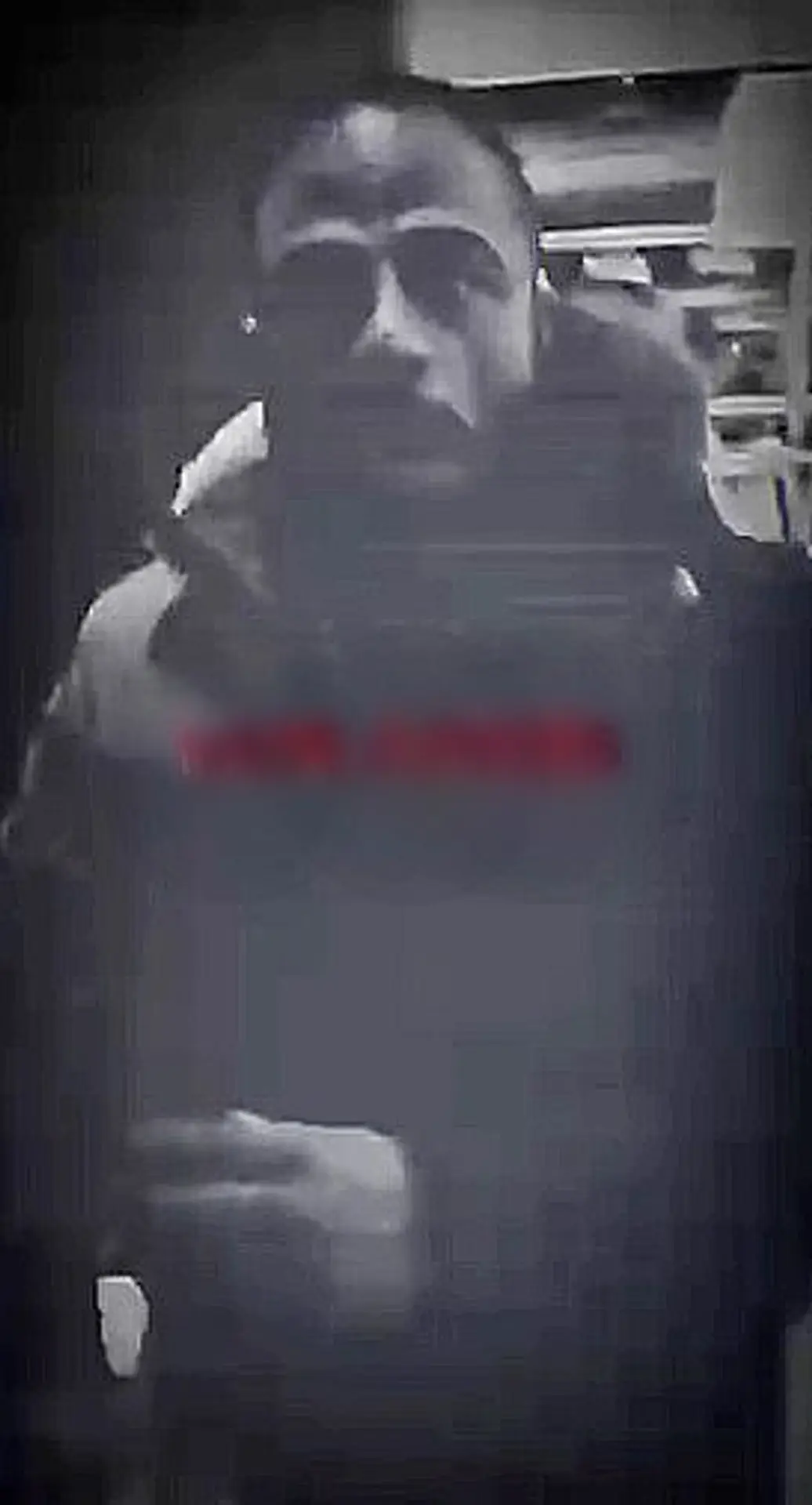 Polícia žiada verejnosť o pomoc pri stotožnení muža, ktorý má patriť k neonacistickej skupine.