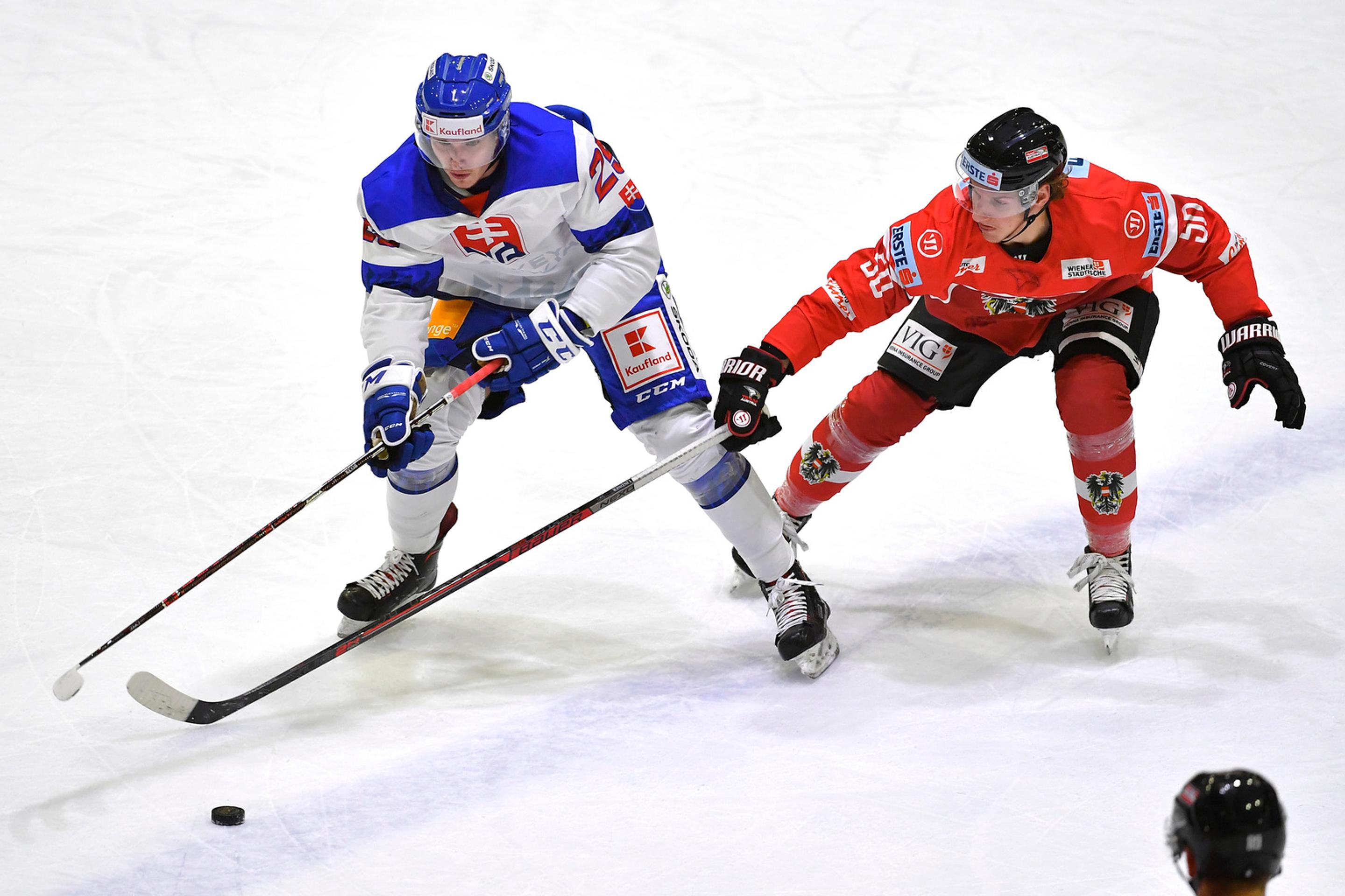 Zľava Samuel Buček a Philipp Linder z Rakúska na Švajčiarskom pohári.