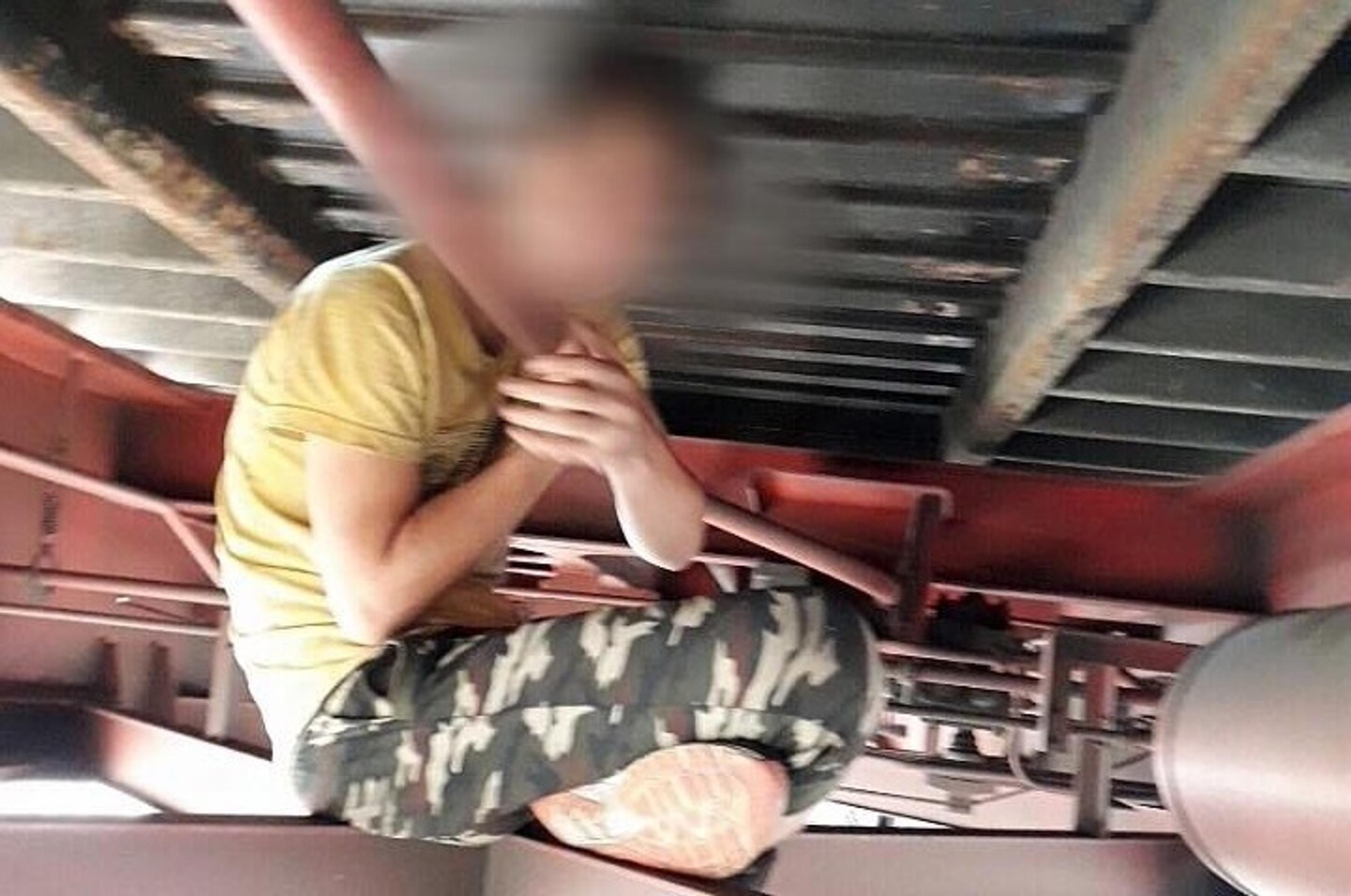 Polícia našla ilegálnych imigrantov pod vlakovým vozňom.