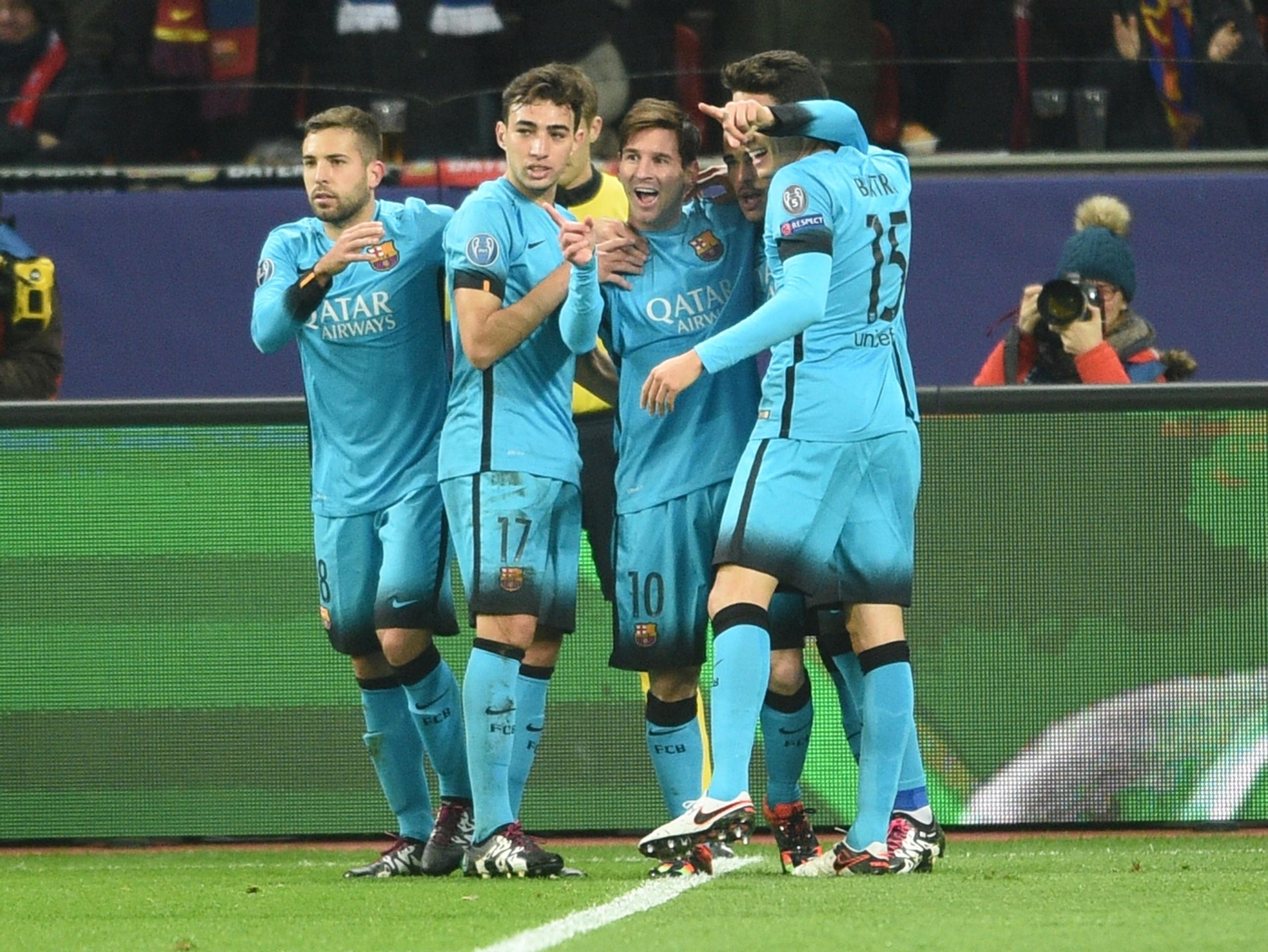 Na snímke hráči Barcelony oslavujú s Lionelom Messim gól 