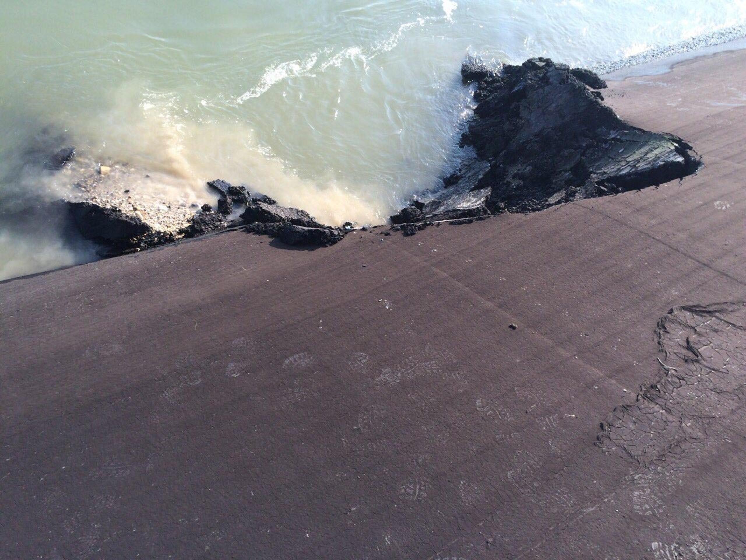 Plavidlo poškodilo pravý breh Dunaja.