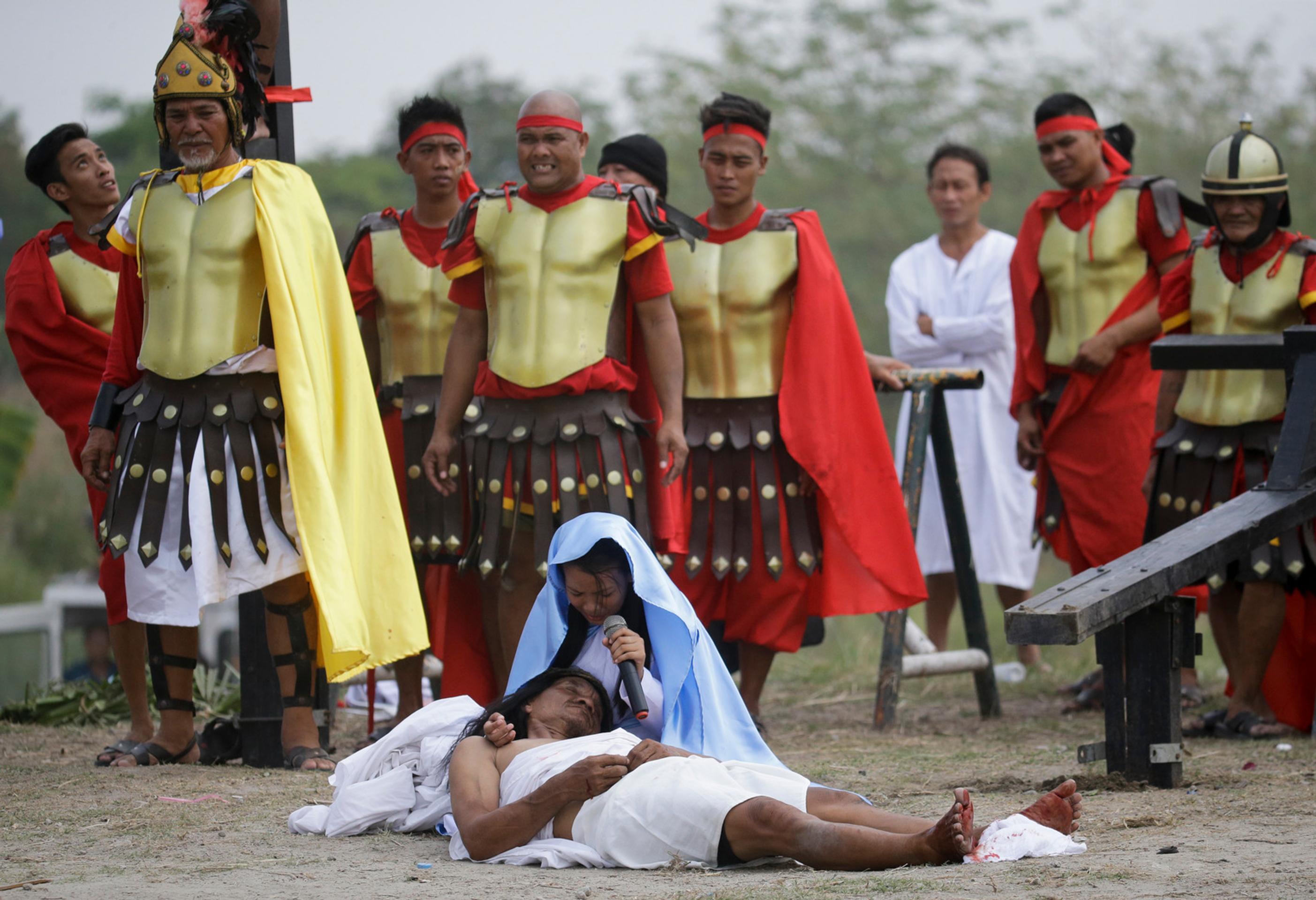 Ukrižovanie na Filipínach podľa vzoru Ježiša Krista. 