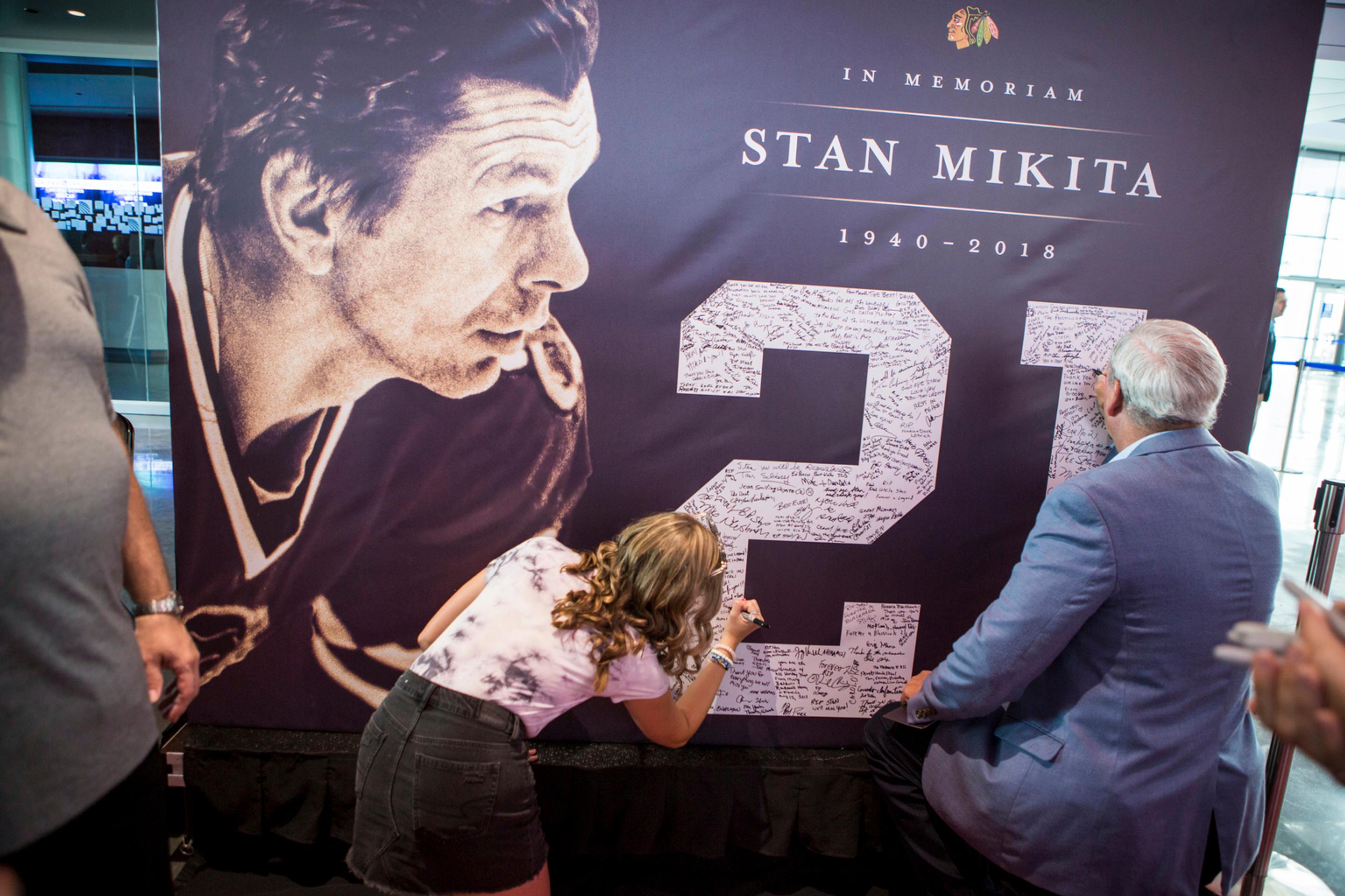 Priaznivci sa podpisujú na stenu počas rozlúčky so Stanom Mikitom.