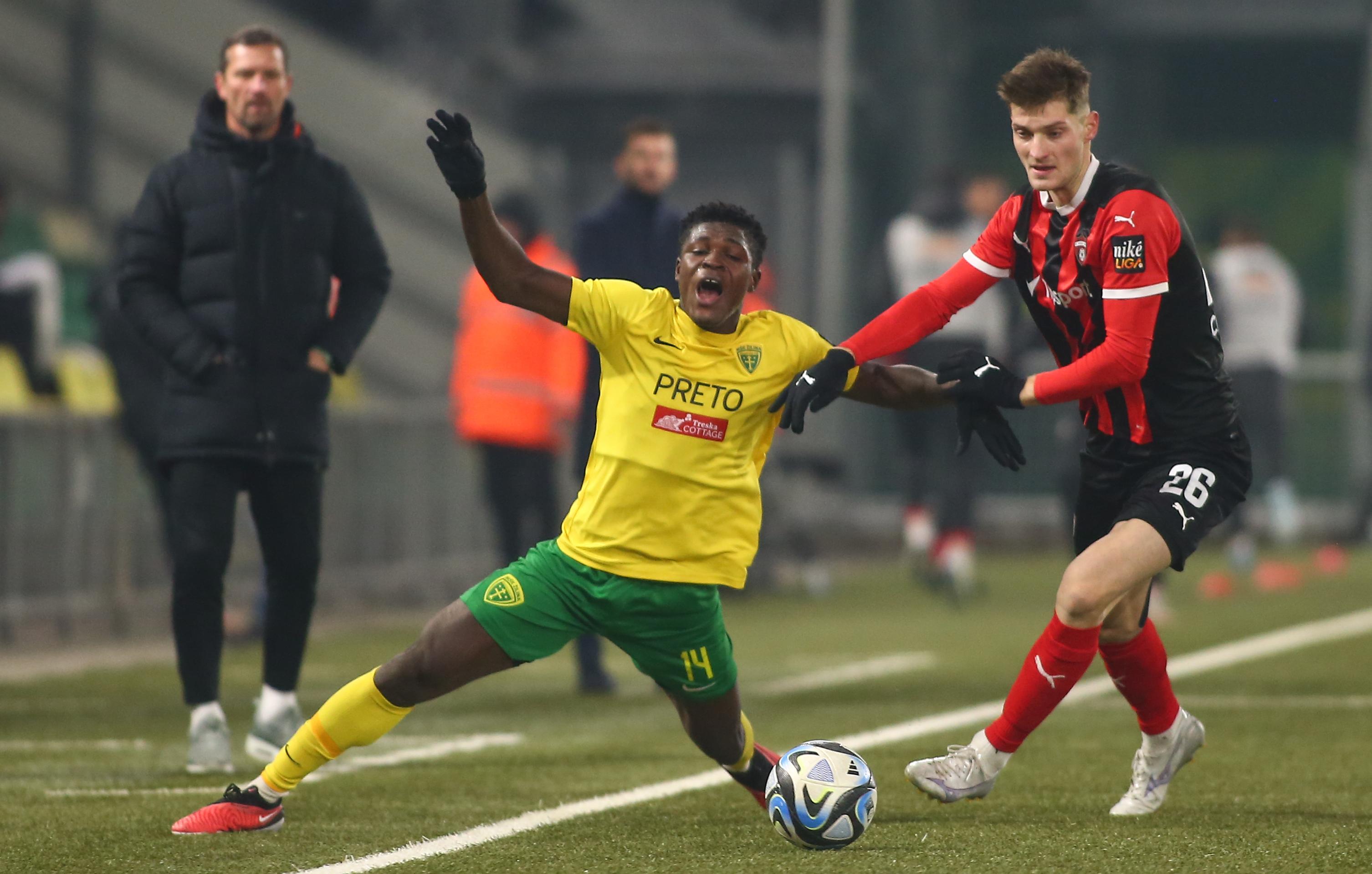 Zľava v súboji o loptu Eric Bile (Žilina) a Sebastian Kóša (Trnava) v 17. kole Niké ligy.