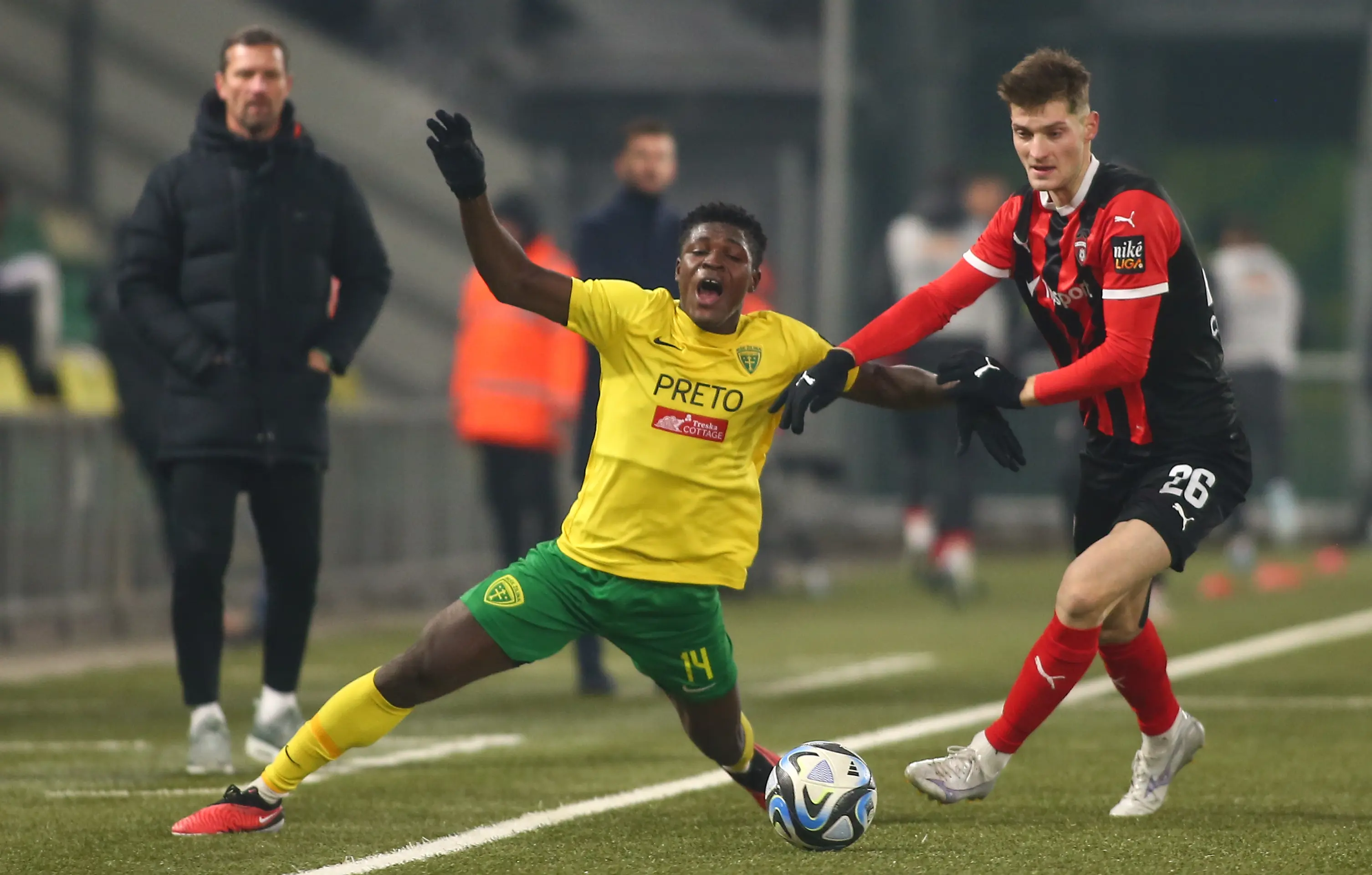 Zľava v súboji o loptu Eric Bile (Žilina) a Sebastian Kóša (Trnava) v 17. kole Niké ligy.