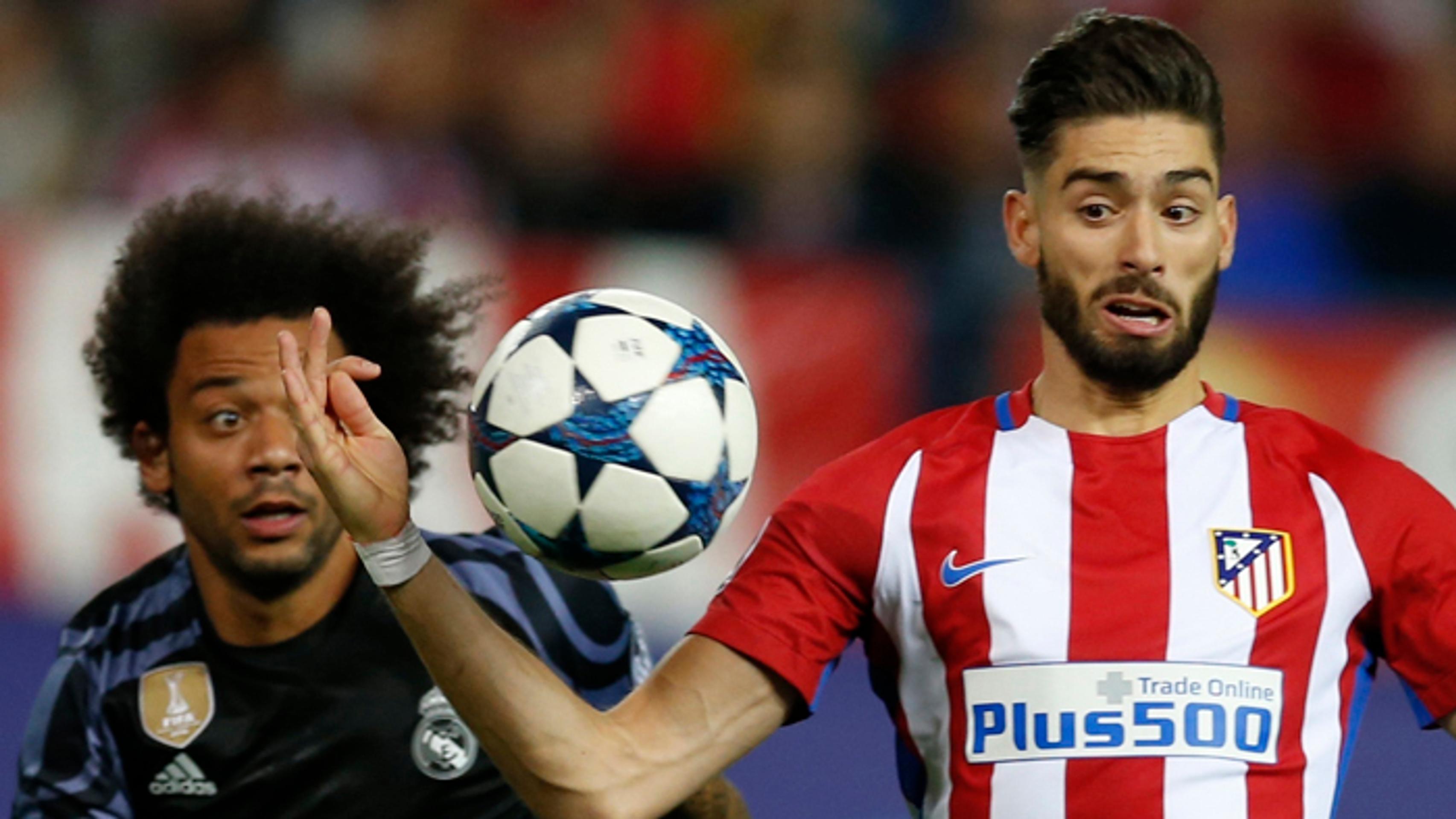 Vpravo hráč Yannick Carrasco (Atletico) v súboji o loptu Marcelom (Real).