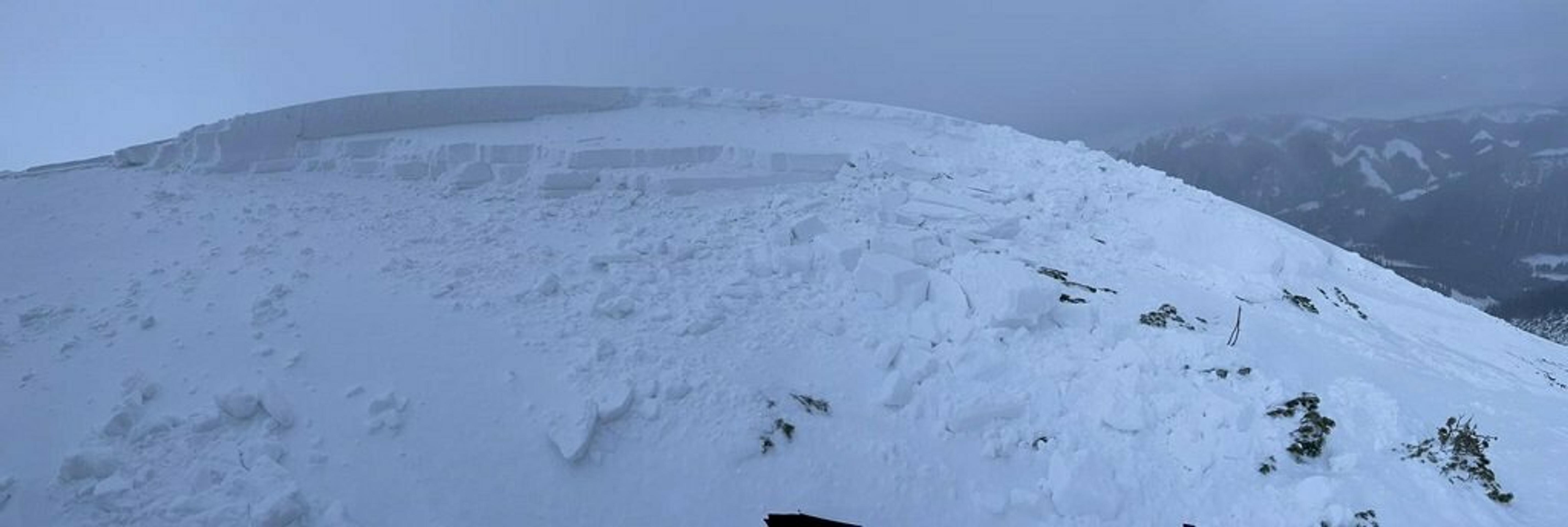 Preventívny odstrel lavíny v Západných Tatrách.