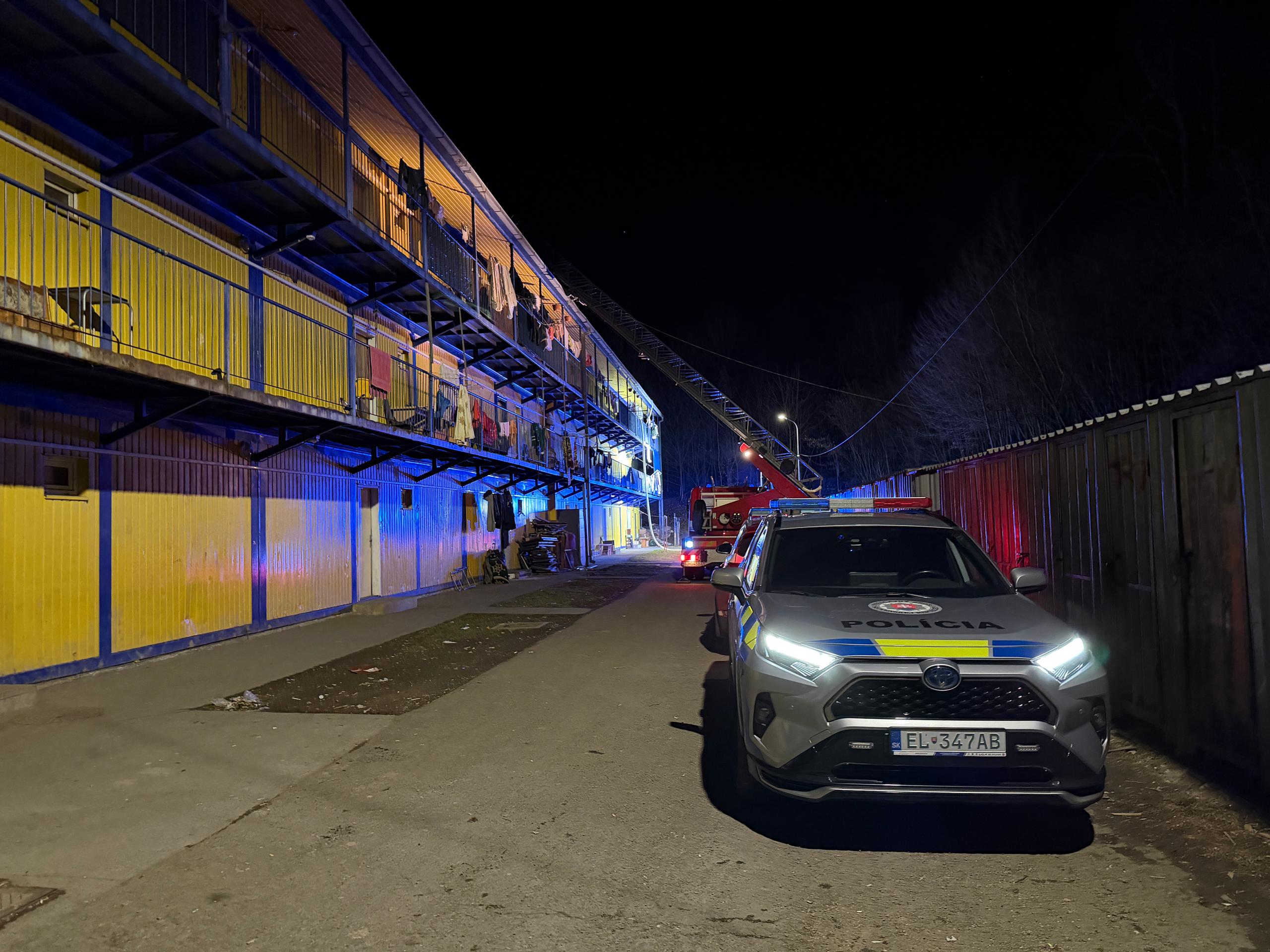 Zásah hasičov pri požiari bytového domu vo Svidníku.