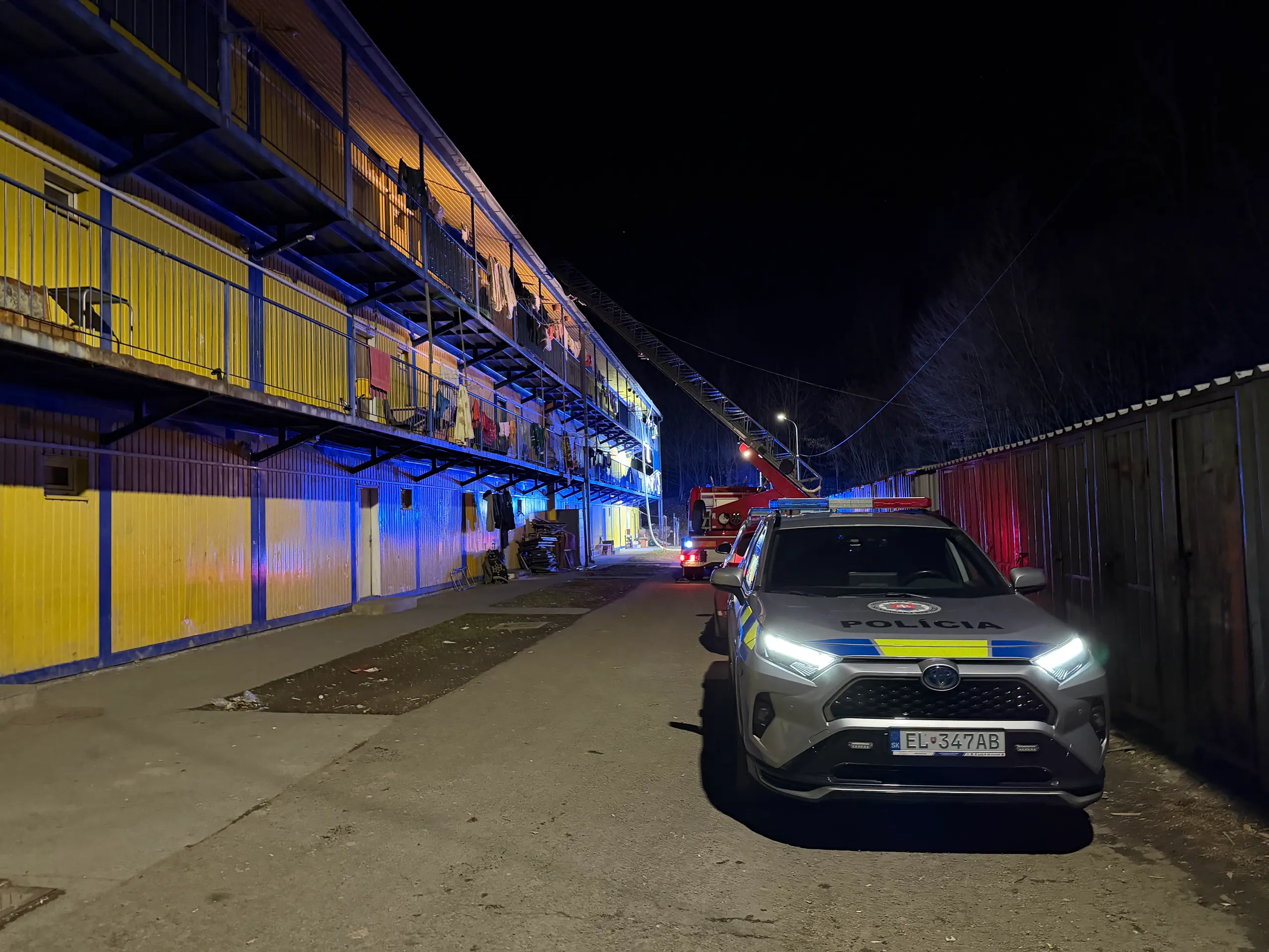 Zásah hasičov pri požiari bytového domu vo Svidníku.