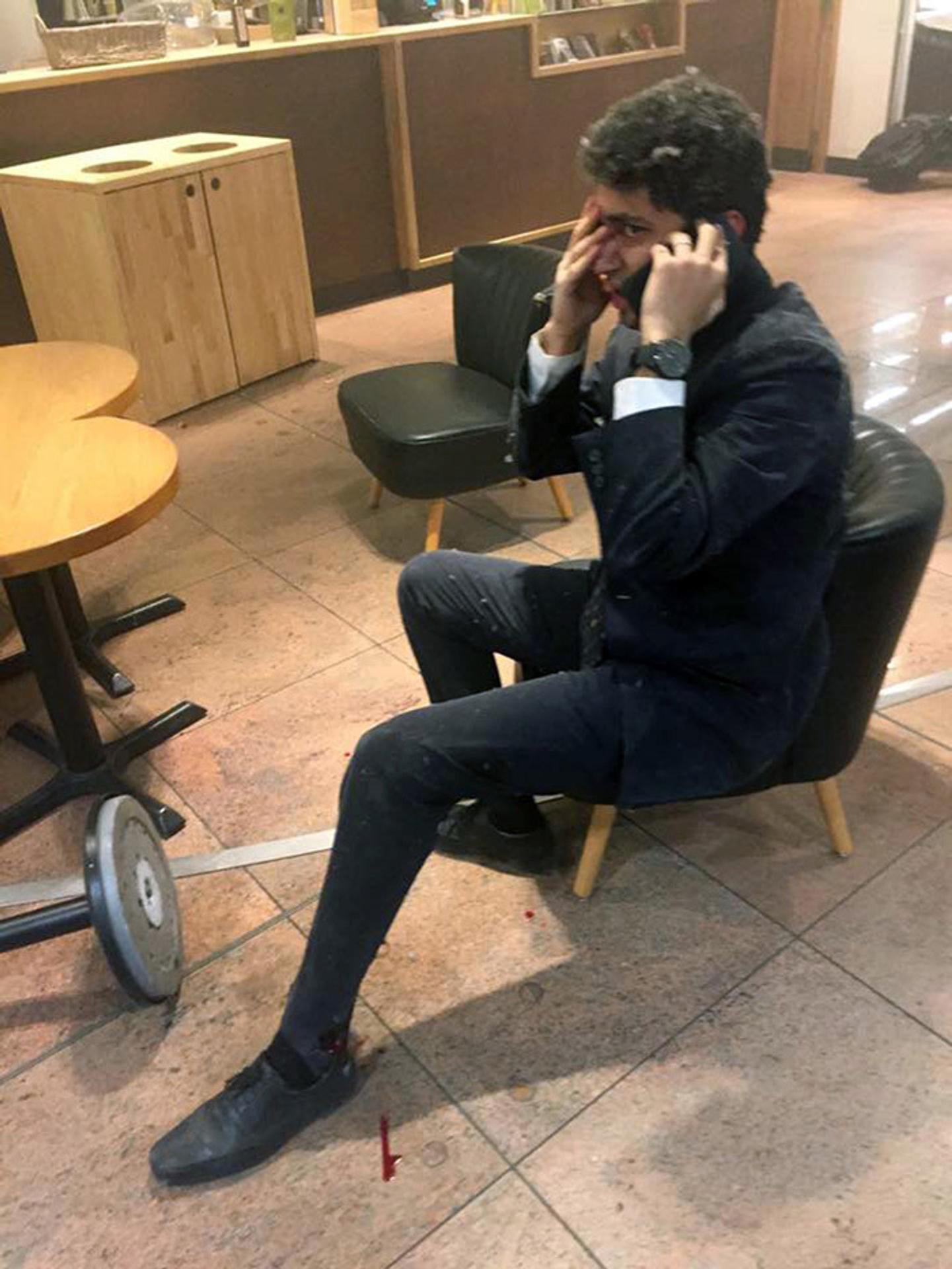  Muž telefonuje po útoku na bruselskom letisku Zaventem. 