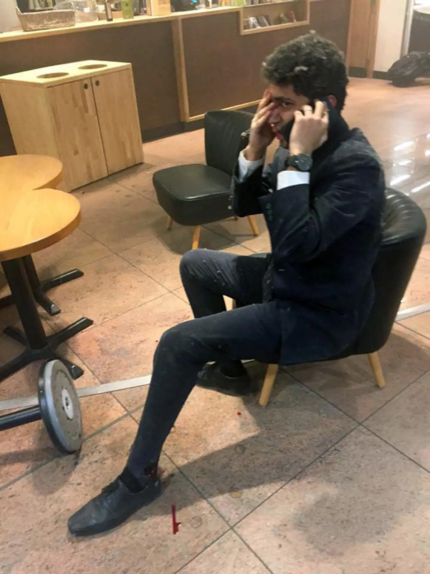  Muž telefonuje po útoku na bruselskom letisku Zaventem. 