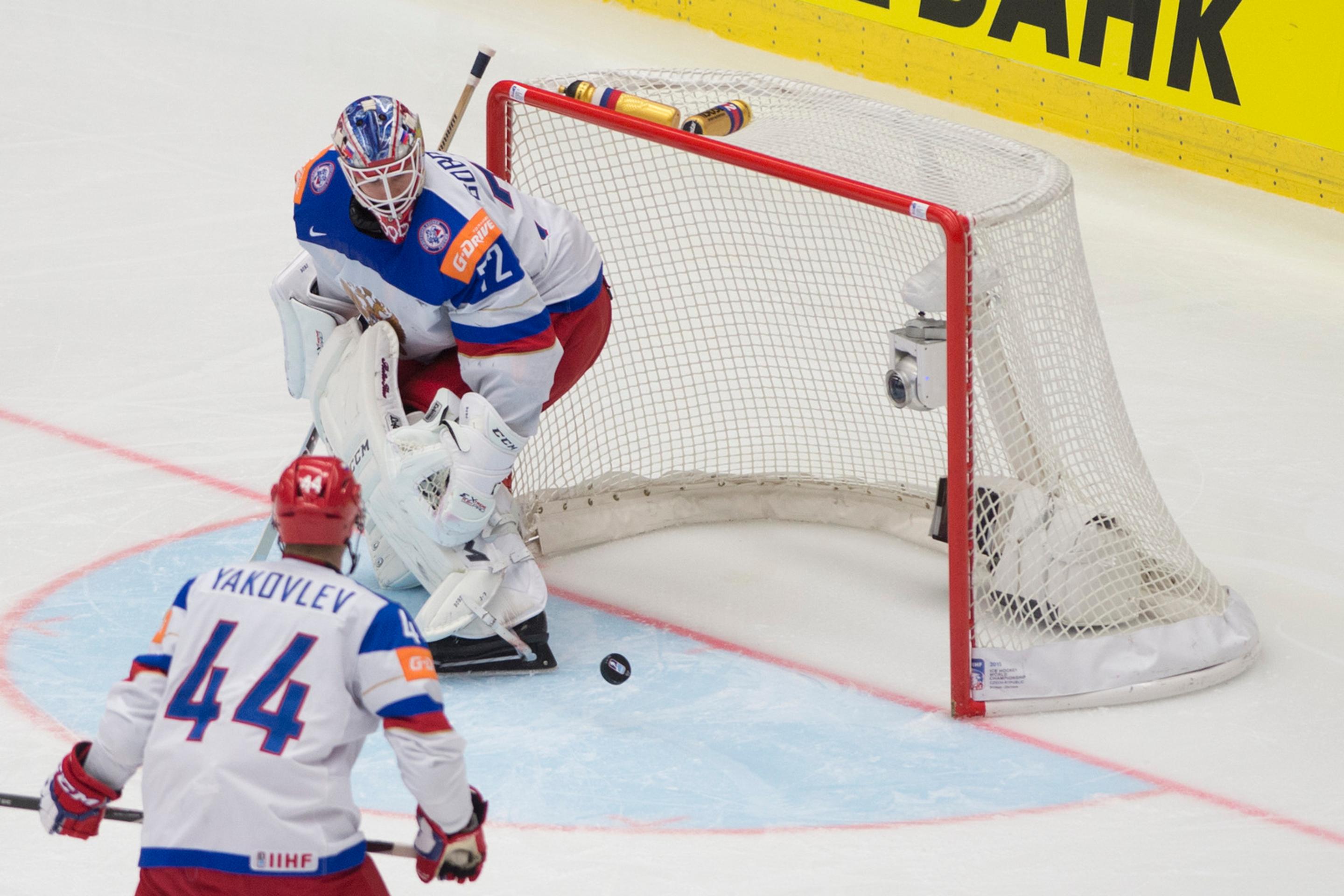 Ruský brankár Sergej Bobrovskij inkasuje úvodný gól z hokejky kapitána Slovenska Tomáša Kopeckého
