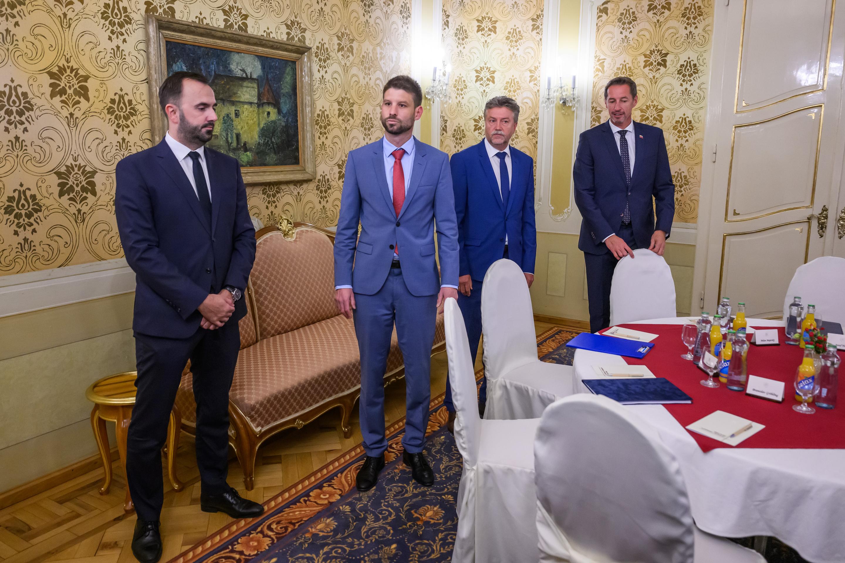 Stretnutie premiéra a ministra financií s lídrami opozície.