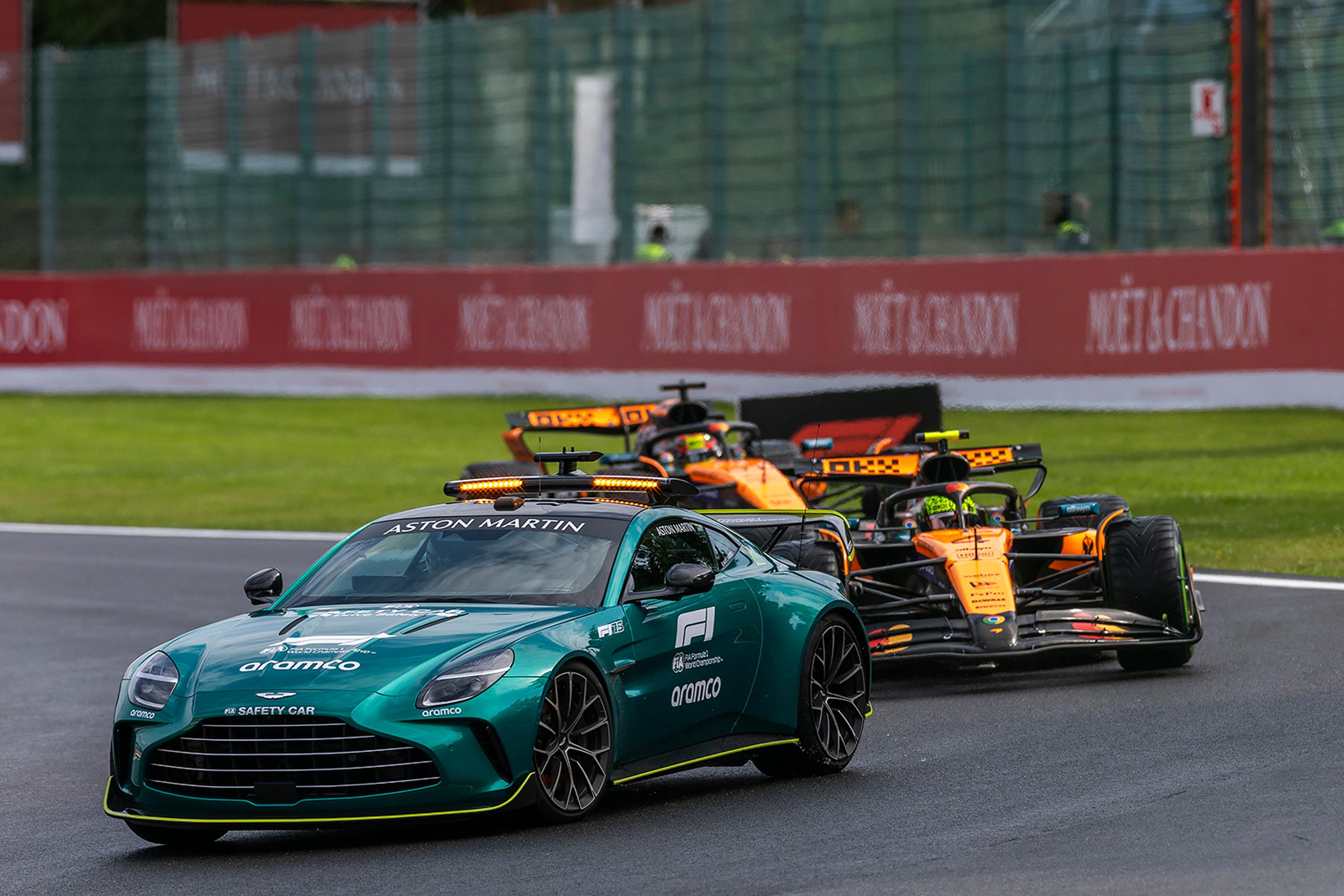 V úvode pretekov sa na trati objavilo aj safety car.