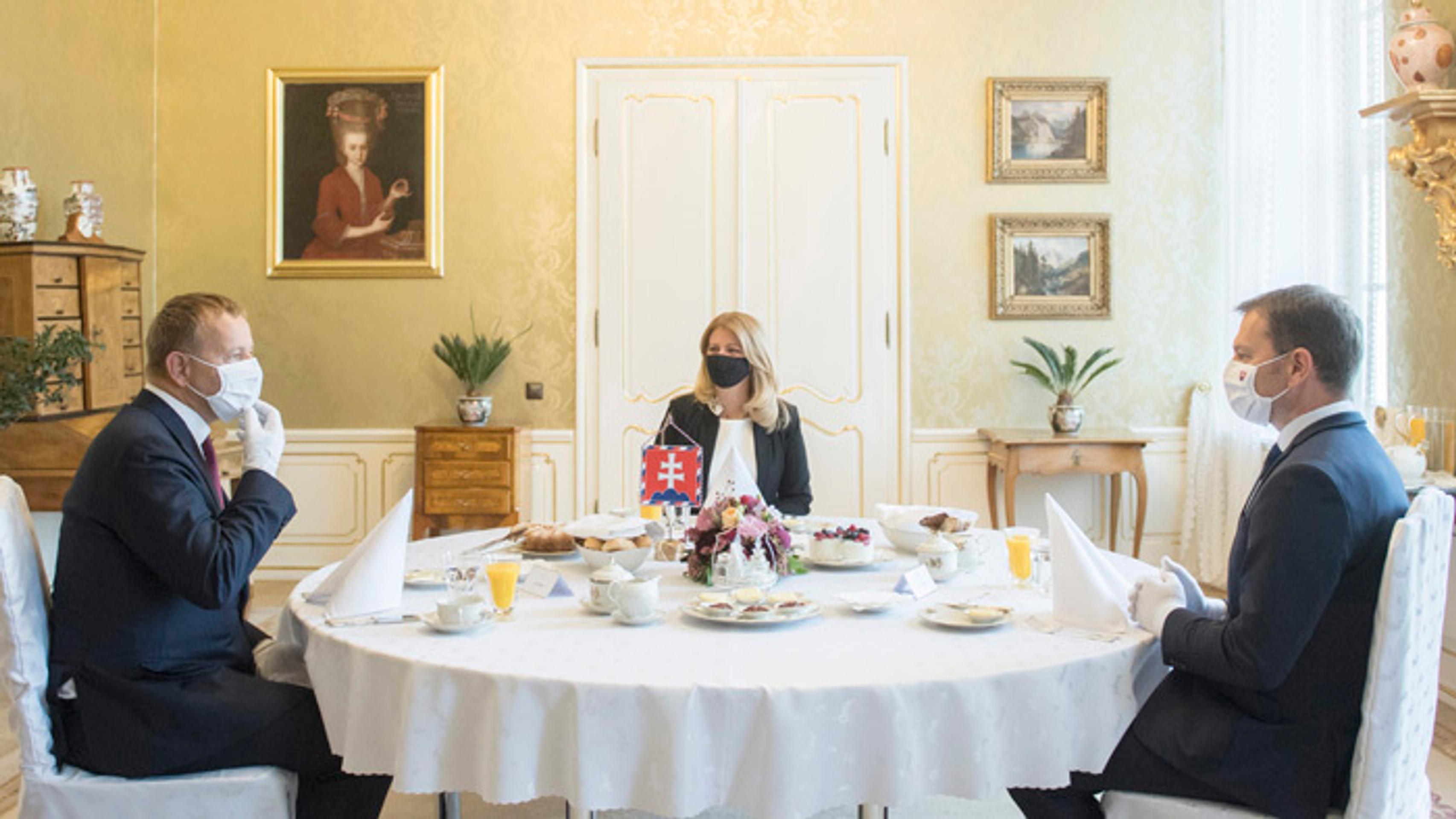 Príbuzní s portrétom Daniela Prudea, ktorý sa stal obeťou policajnej brutality.jpg