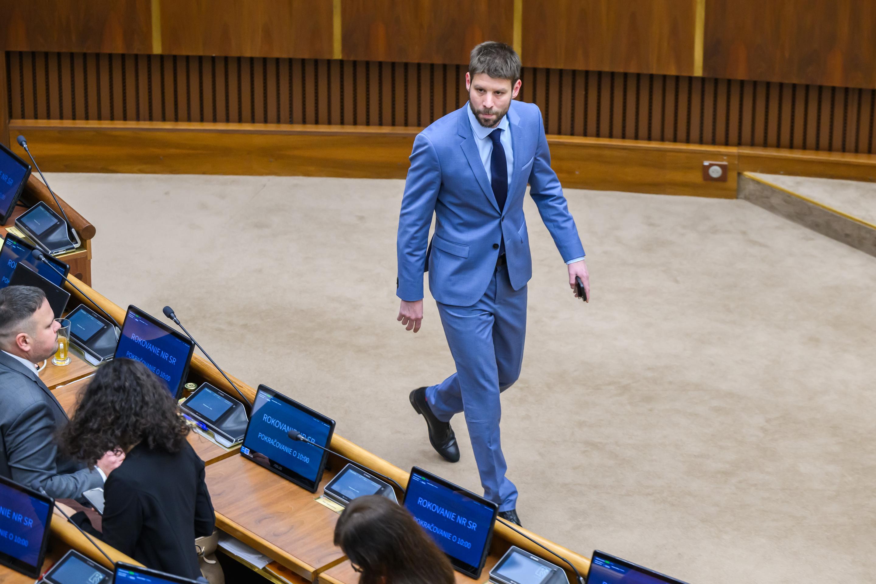 Michal Šimečka (Progresívne Slovensko) počas pokusu o otvorenie schôdze k odvolávaniu vlády premiéra.