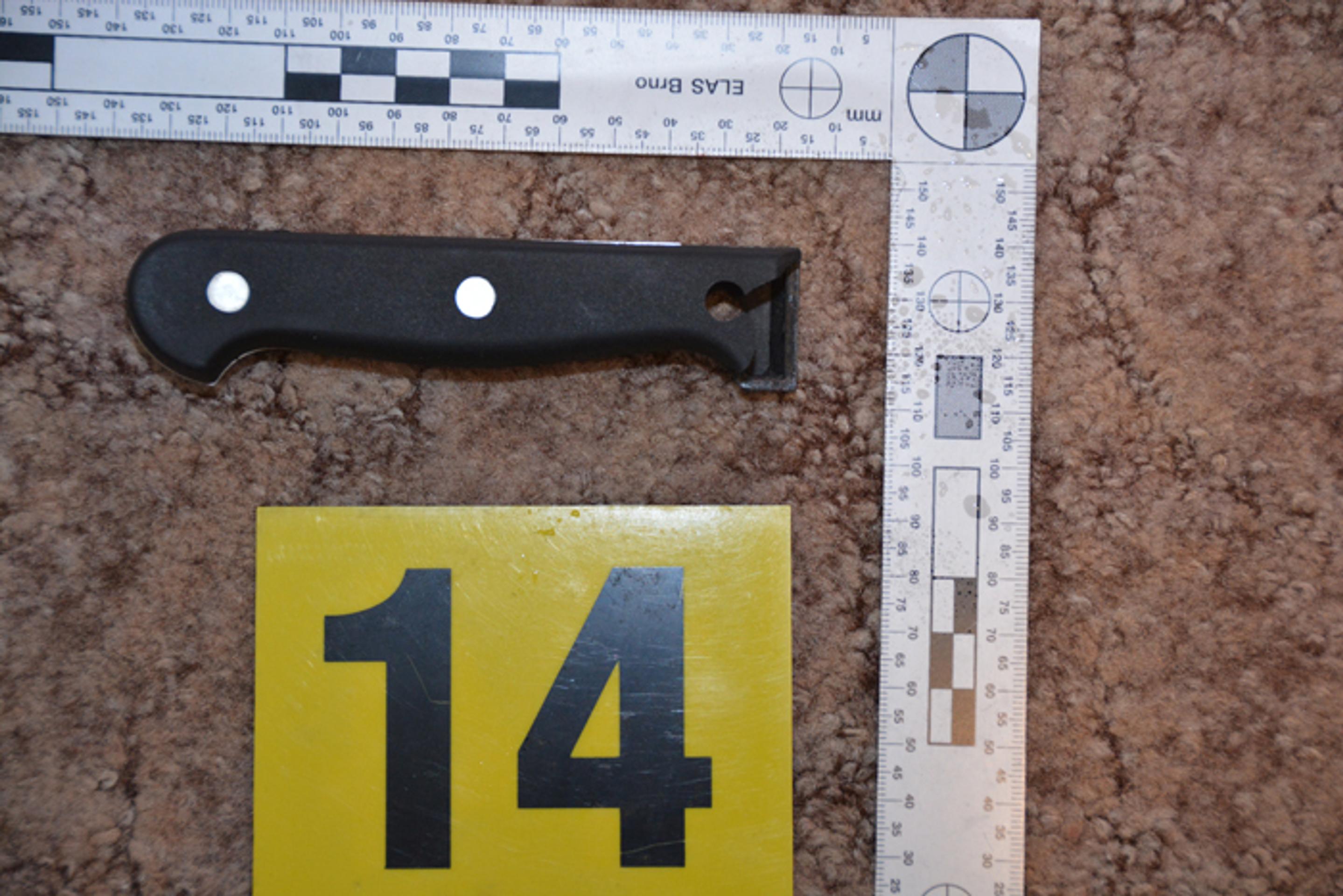 Rukoväť noža, ktorou Ľubomír bodol manželku Andreu.