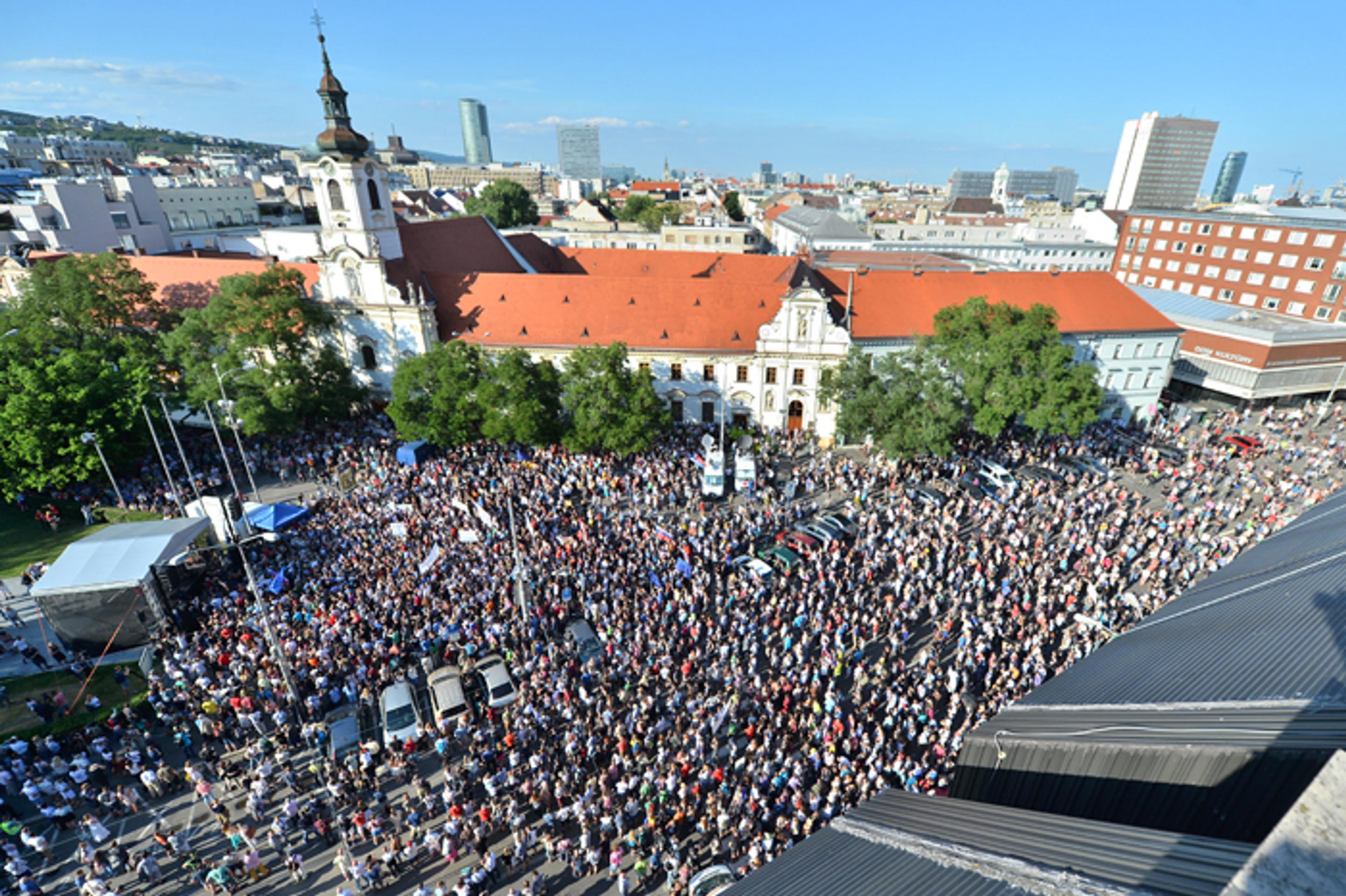 Pohľad na druhý Veľký protikorupčný pochod na Námestí SNP v Bratislave. 