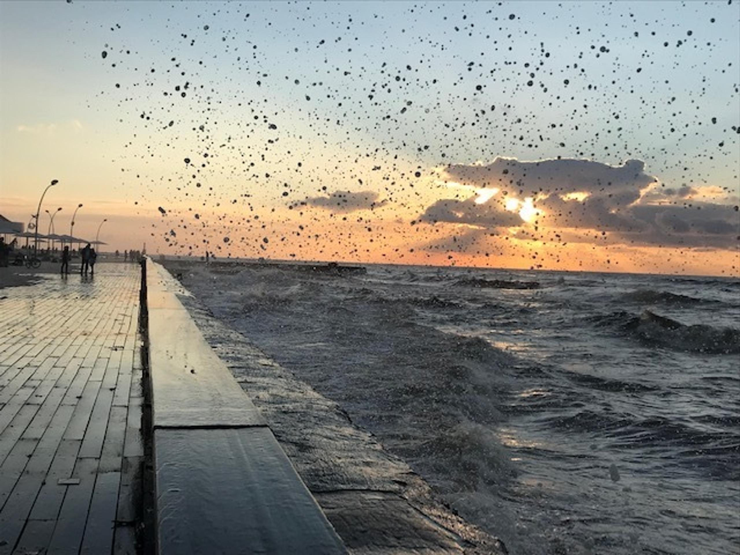 Predvolebne bannery na jednej zo škôl v Ramat Gane - predmestí Tel Avivu.