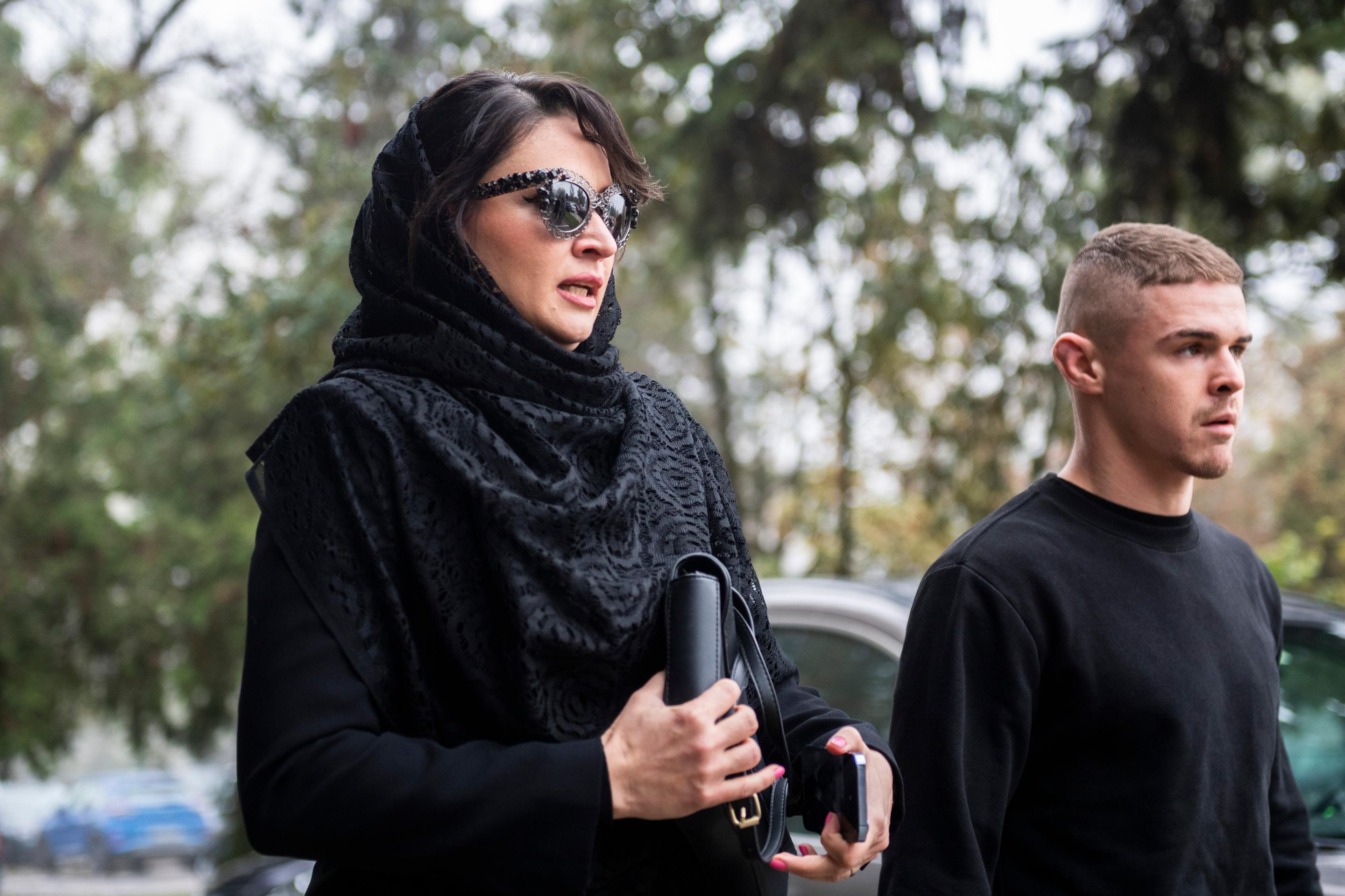 Na súd prišla zahalená v čiernom