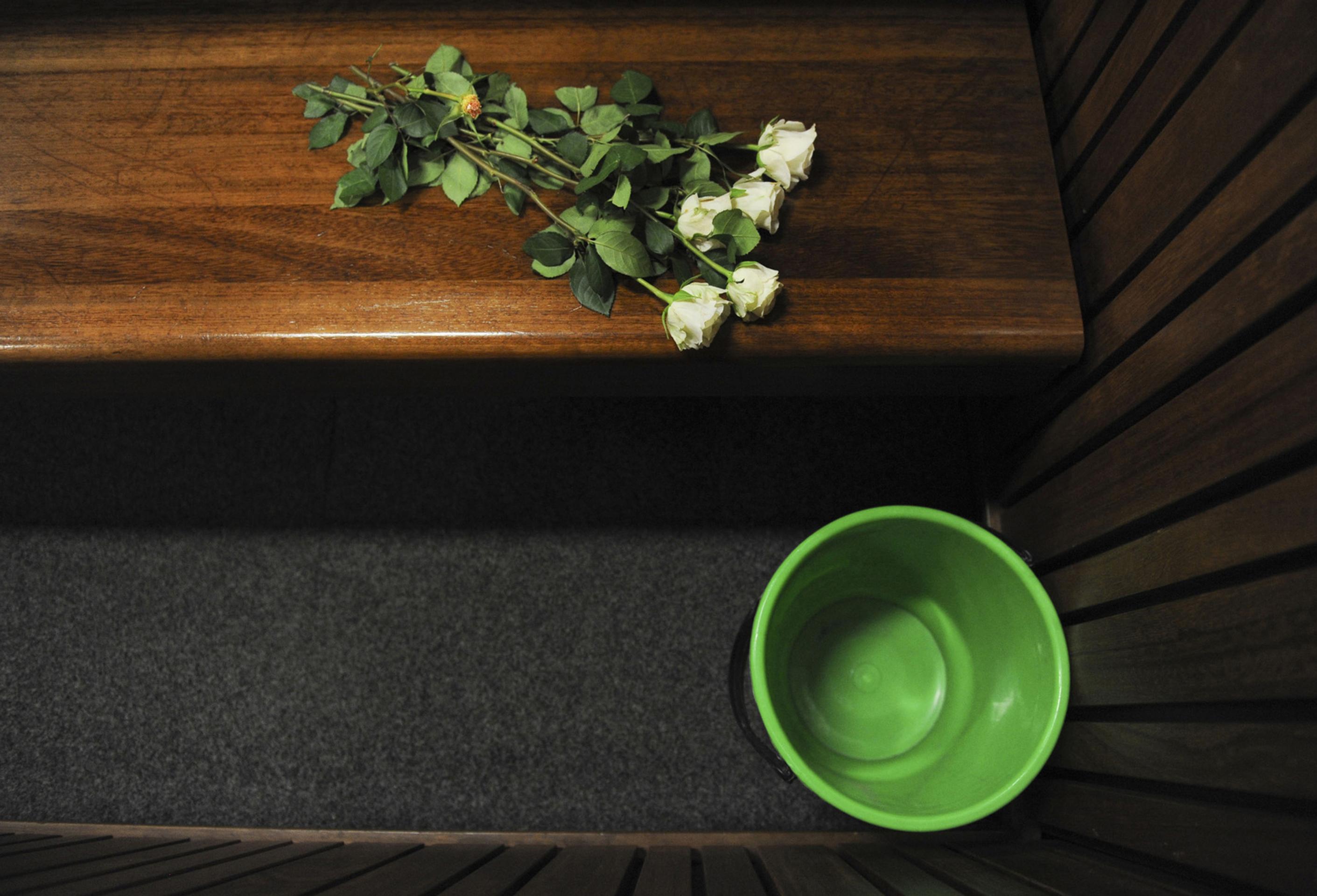 Ruže a vedro, ktoré zostali na mieste, kde sedel na súde Oscar Pistorius v Pretórii.