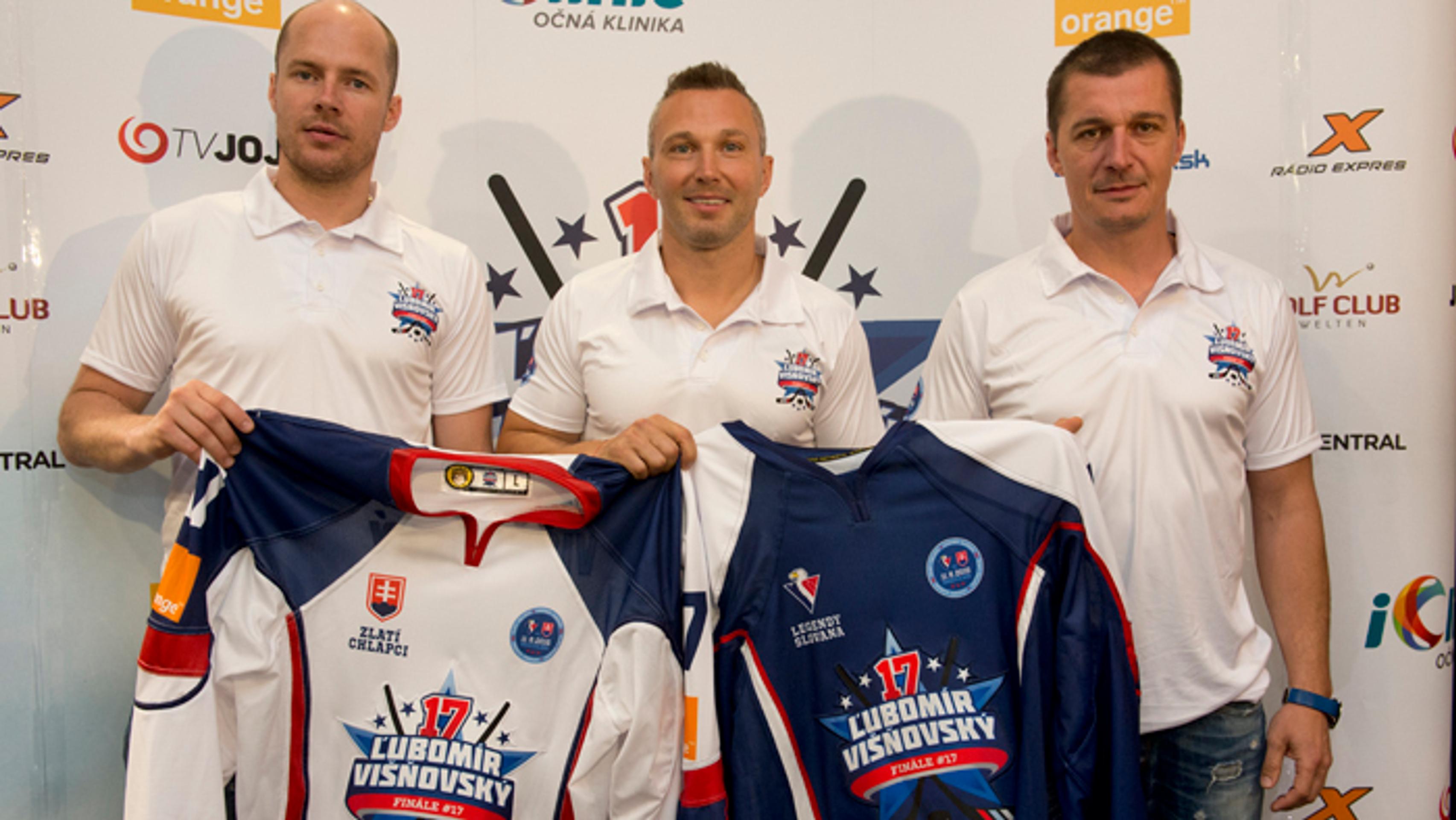 Peter Podhradský, Ľubomír Višňovský a Richard Kapuš s dresmi na benefičný duel medzi legendami Slovana a zlatými chlapcami z Göt