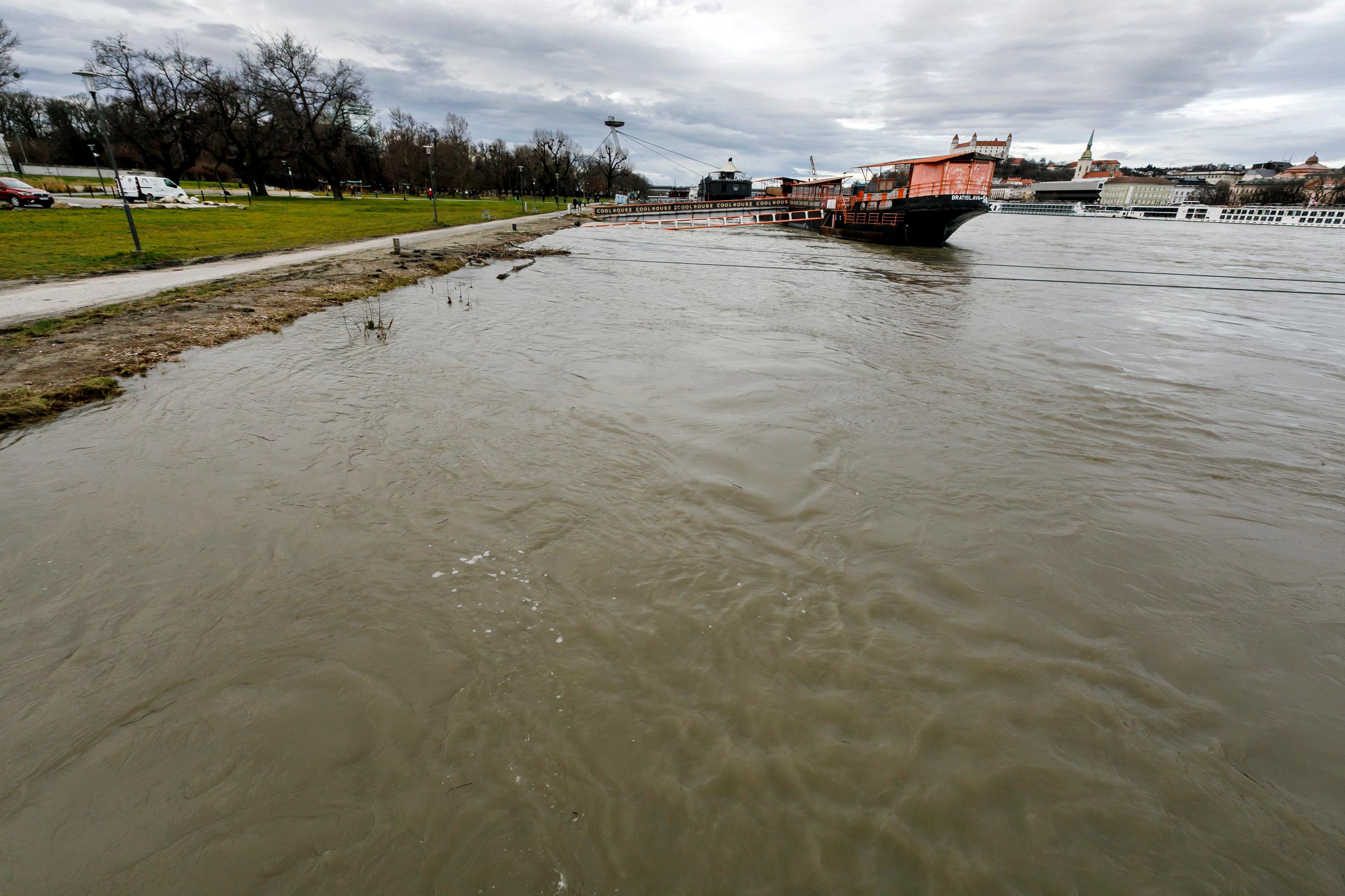 Pohľad na vysokú hladinu rieky Dunaj na Tyršovom nábreží v Bratislave.
