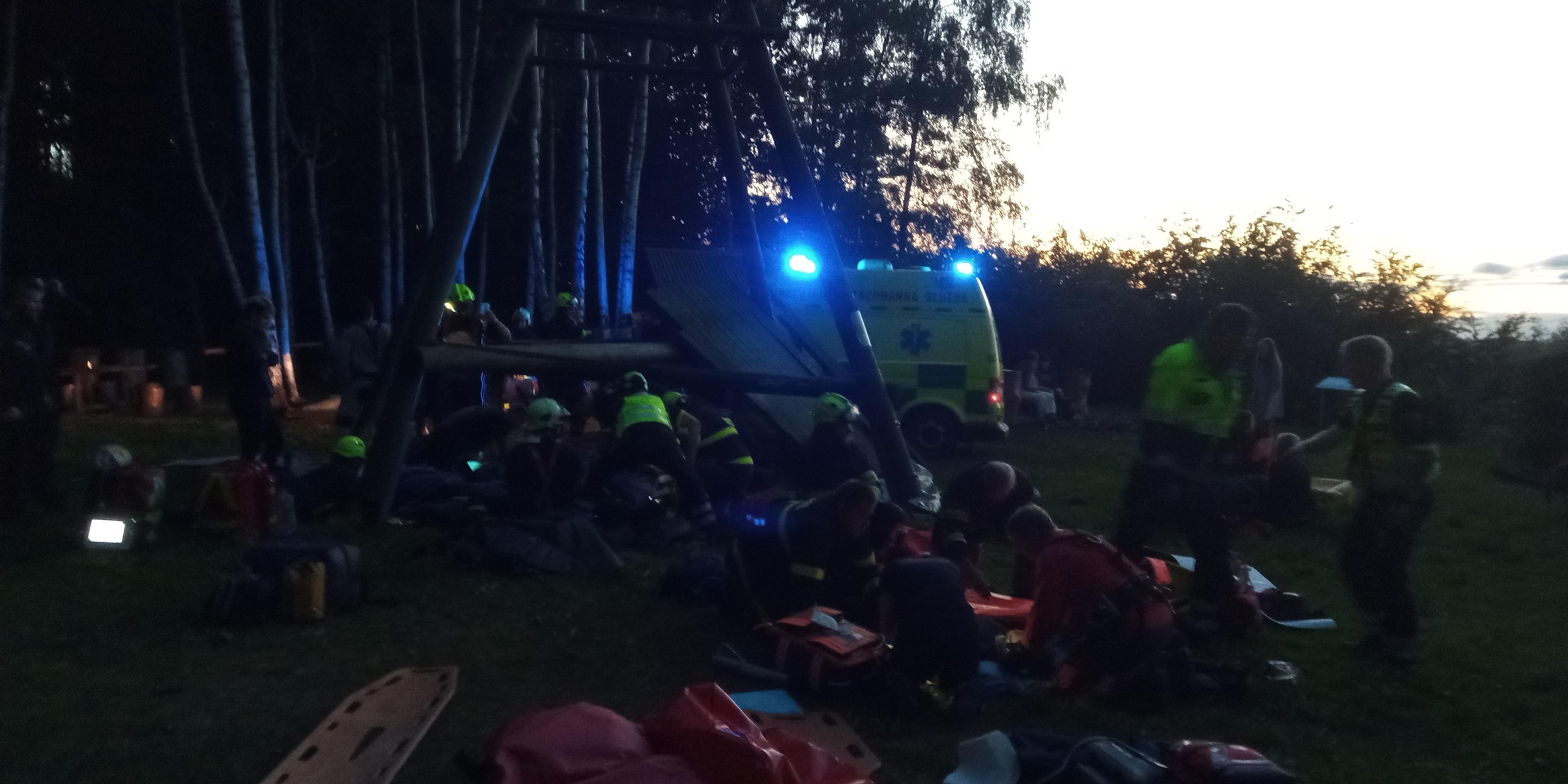 Záchranári a hasiči zasahujú na mieste nešťastia.