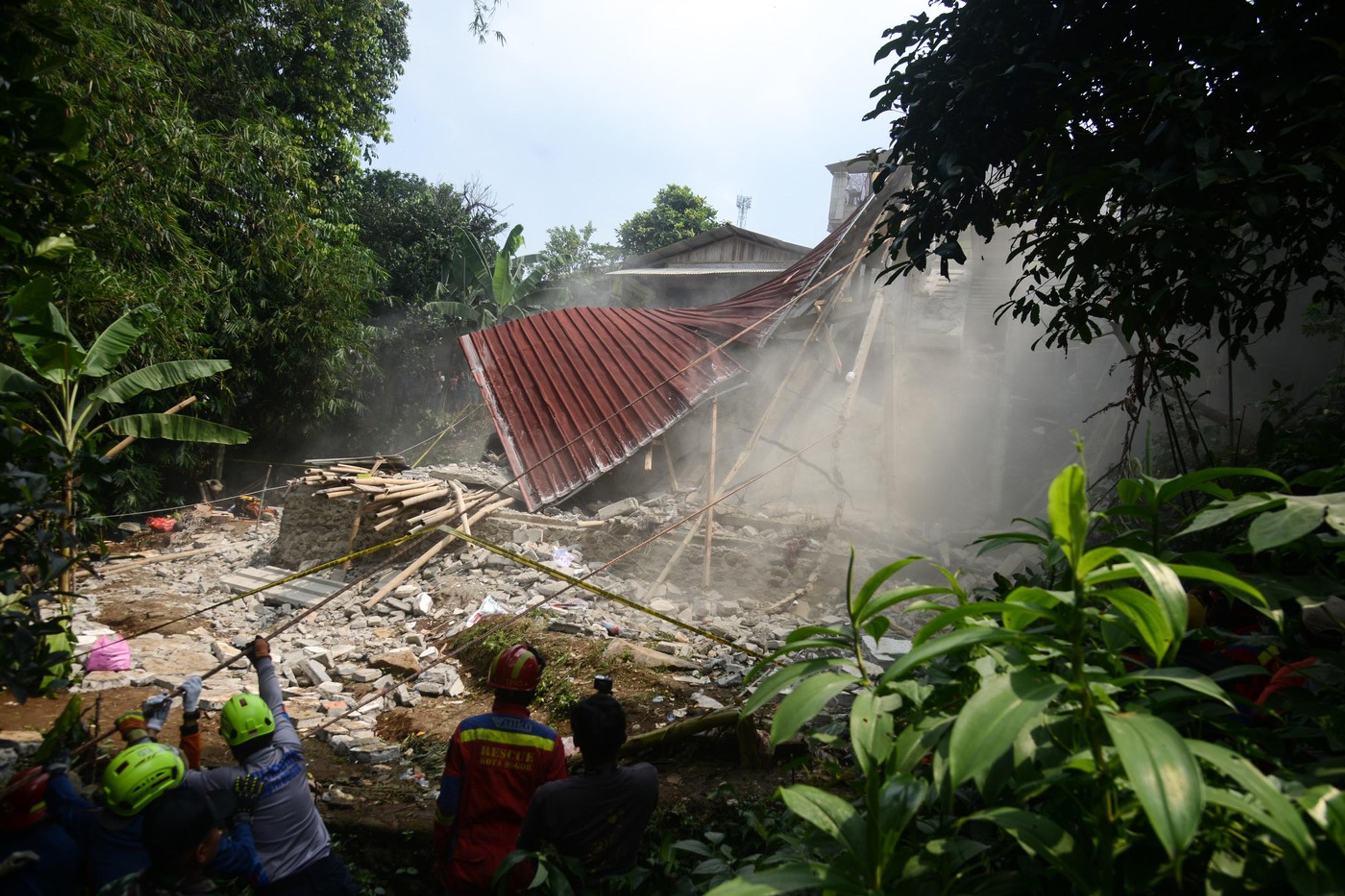 V Indonézii sa zrútila spoločenská sála