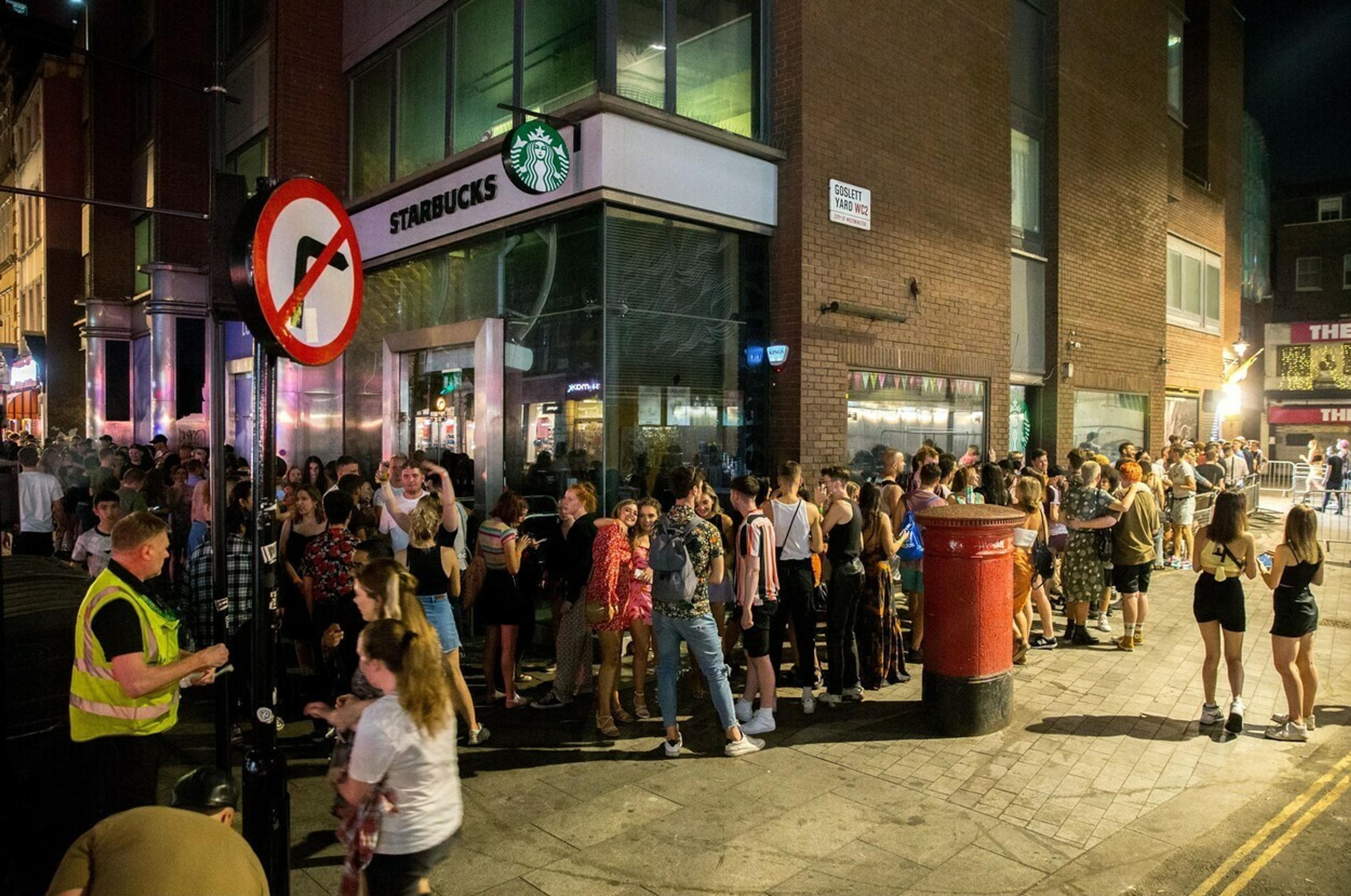 Uvoľnenie opatrení v Anglicku vzali mladí útokom