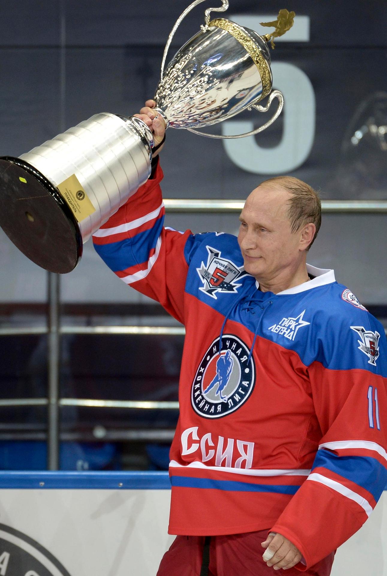 Putin po výhre prebral pohár pre víťaza.