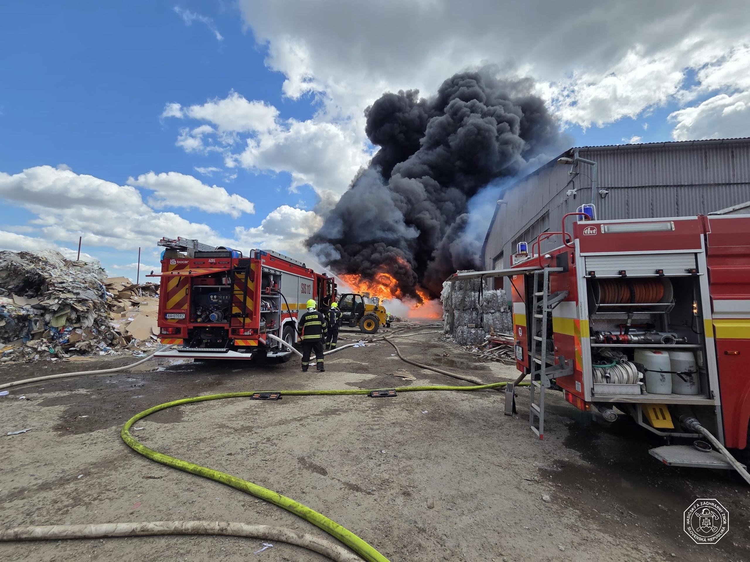 Požiar haly v Bajči