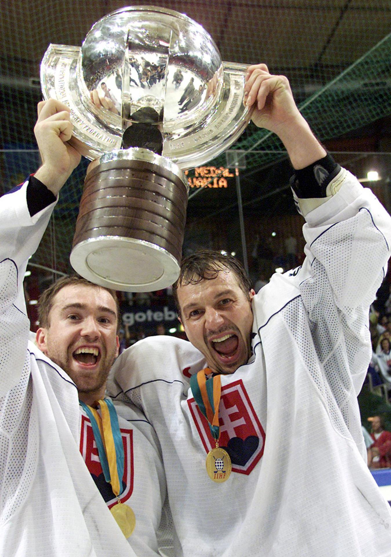 Žigmund Pálffy a Peter Bondra držia pohár pre majstrov sveta - 11. mája 2002.